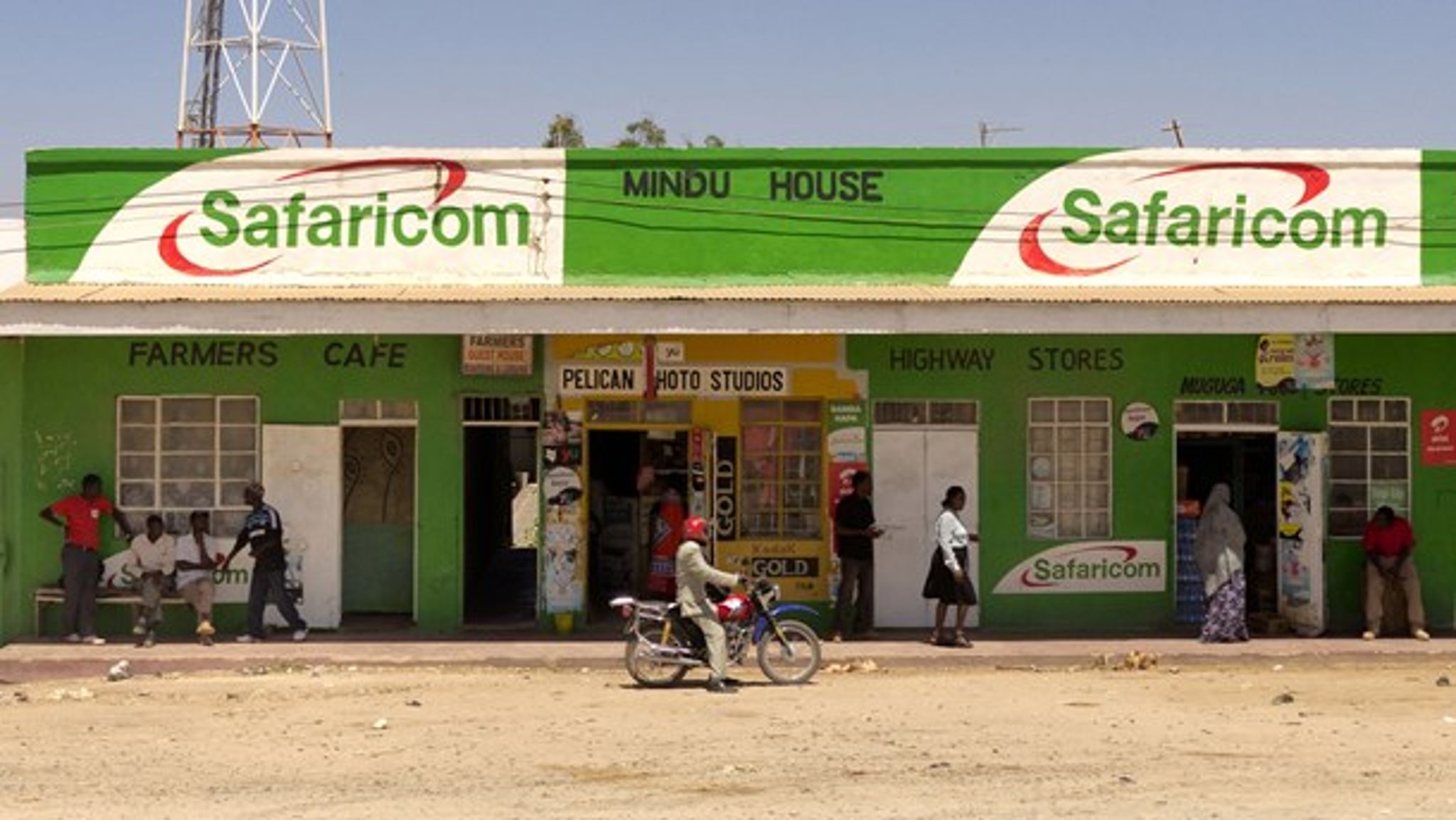 M-pesa-systemet af Safaricom er blevet den digitale revolution for infrastrukturen i Kenya, og man ser virksomhedens grønne farver overalt.