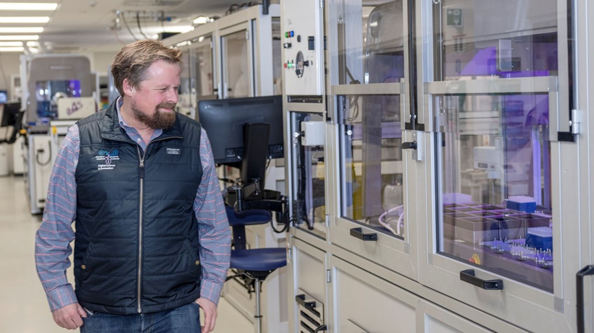 James Love er tydeligvis vældig fornøjet med det avancerede forsøgslaboratorium LabDroid. Han er&nbsp;er ansvarlig for automatisering og procesoptimering i afdelingen Digital Science and Innovation i Novo Nordisk.&nbsp;