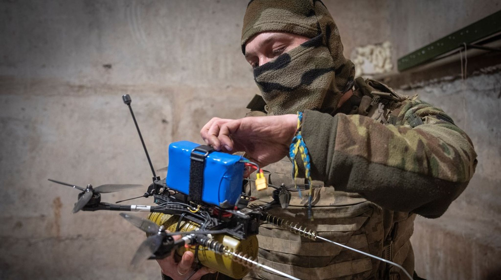 I Ukrainekrigen forbruges der millioner af små og billige droner, der kan forsynes med en sprængladning og meget præcist styres mod et mål over afstande på 10-20 km.&nbsp;