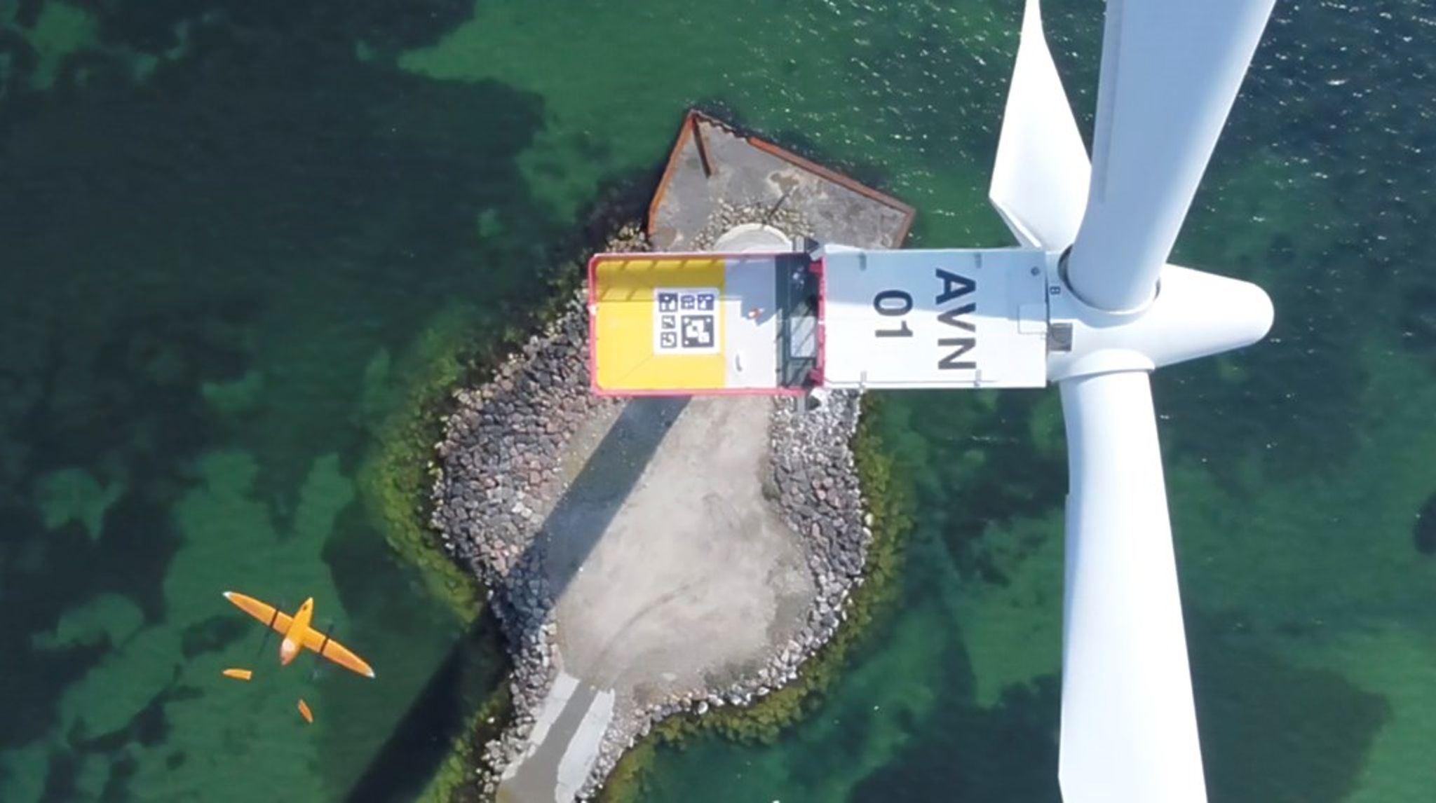En drone lander med reservedele på toppen af en Ørsted Havvindmølle ud for Anholt