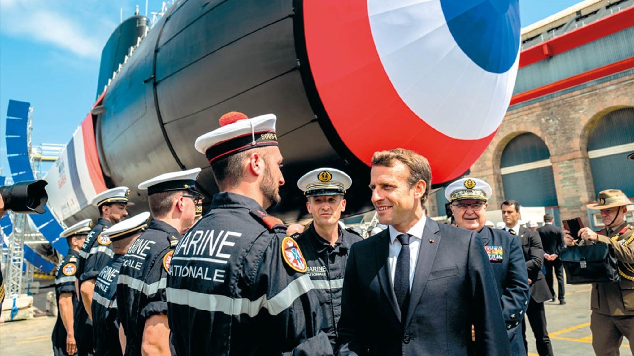 De franske atomvåben bliver fremført af enten ubåde eller jagerfly. Her er den franske præsident Emmanuel Macron under søsætningen af en ubåd bygget af Naval Group.