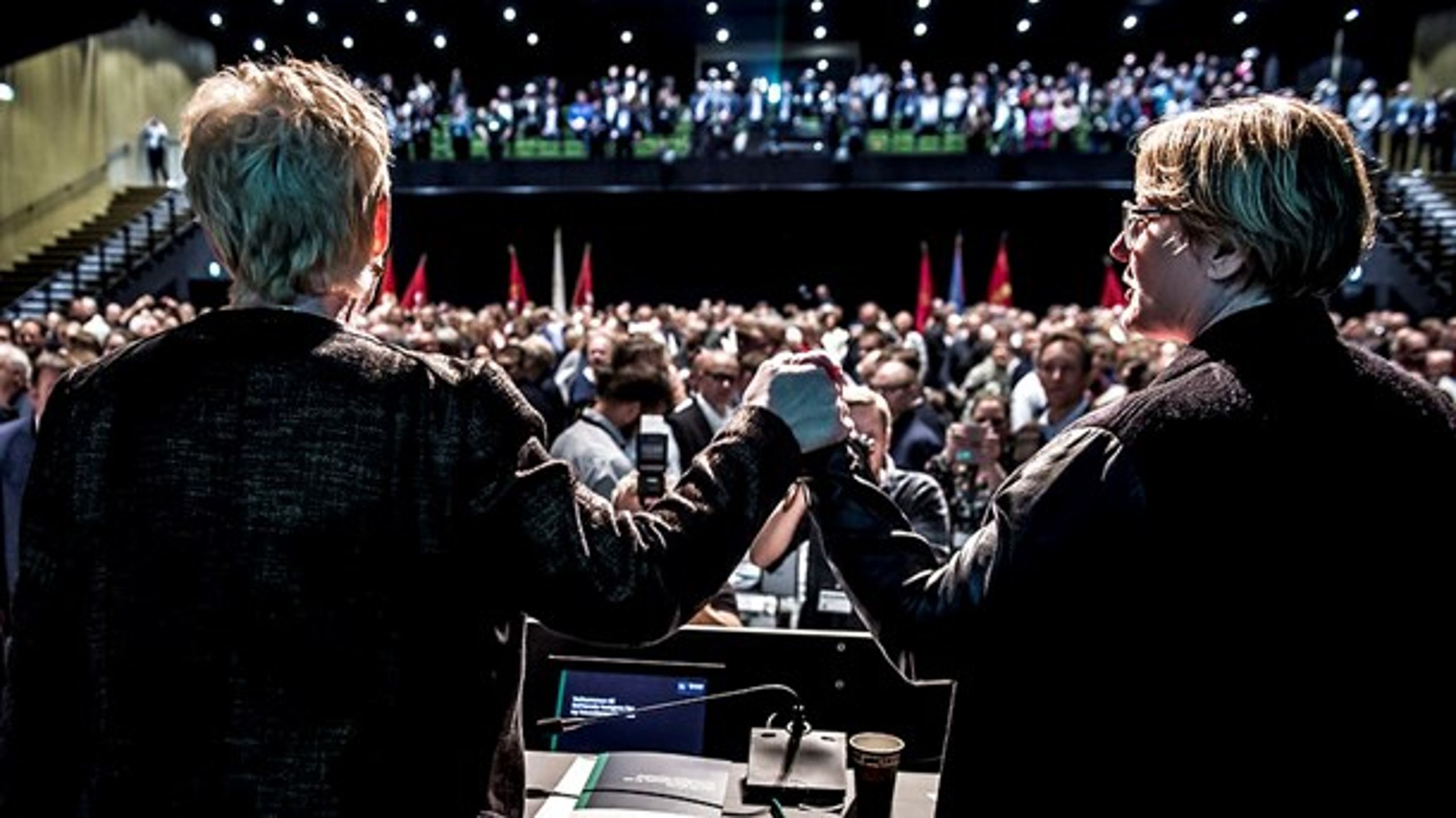 Formand for LO Lizette Risgaard og formand for FTF Bente Sorgenfrey under den stiftende kongres i Odense.