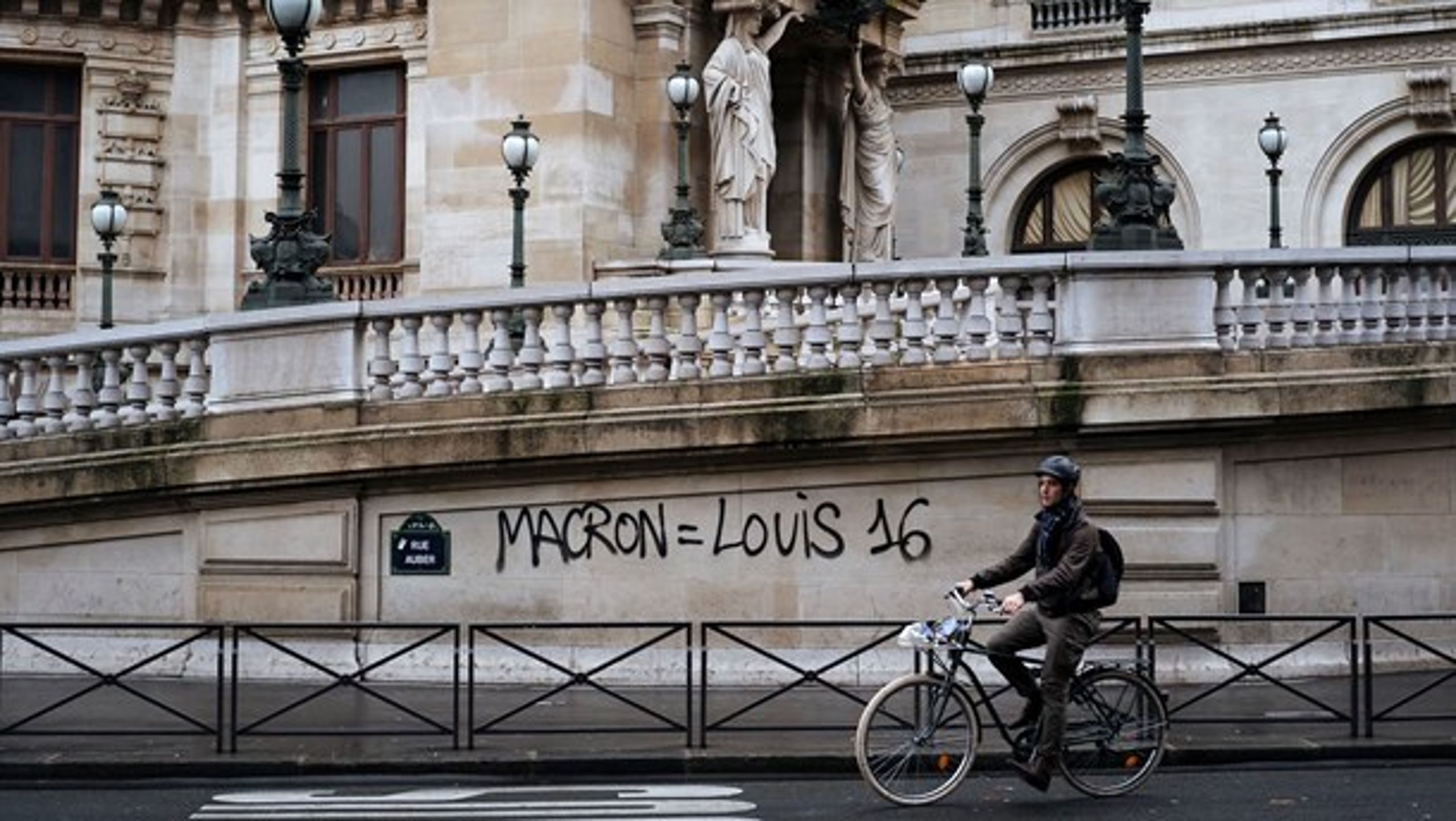 Graffiti på operahuset L'Opéra Garnier i Paris sætter lighedstegn mellem Emmanuel Macron og Ludvig 16., der var konge under Den Franske Revolution i 1789.