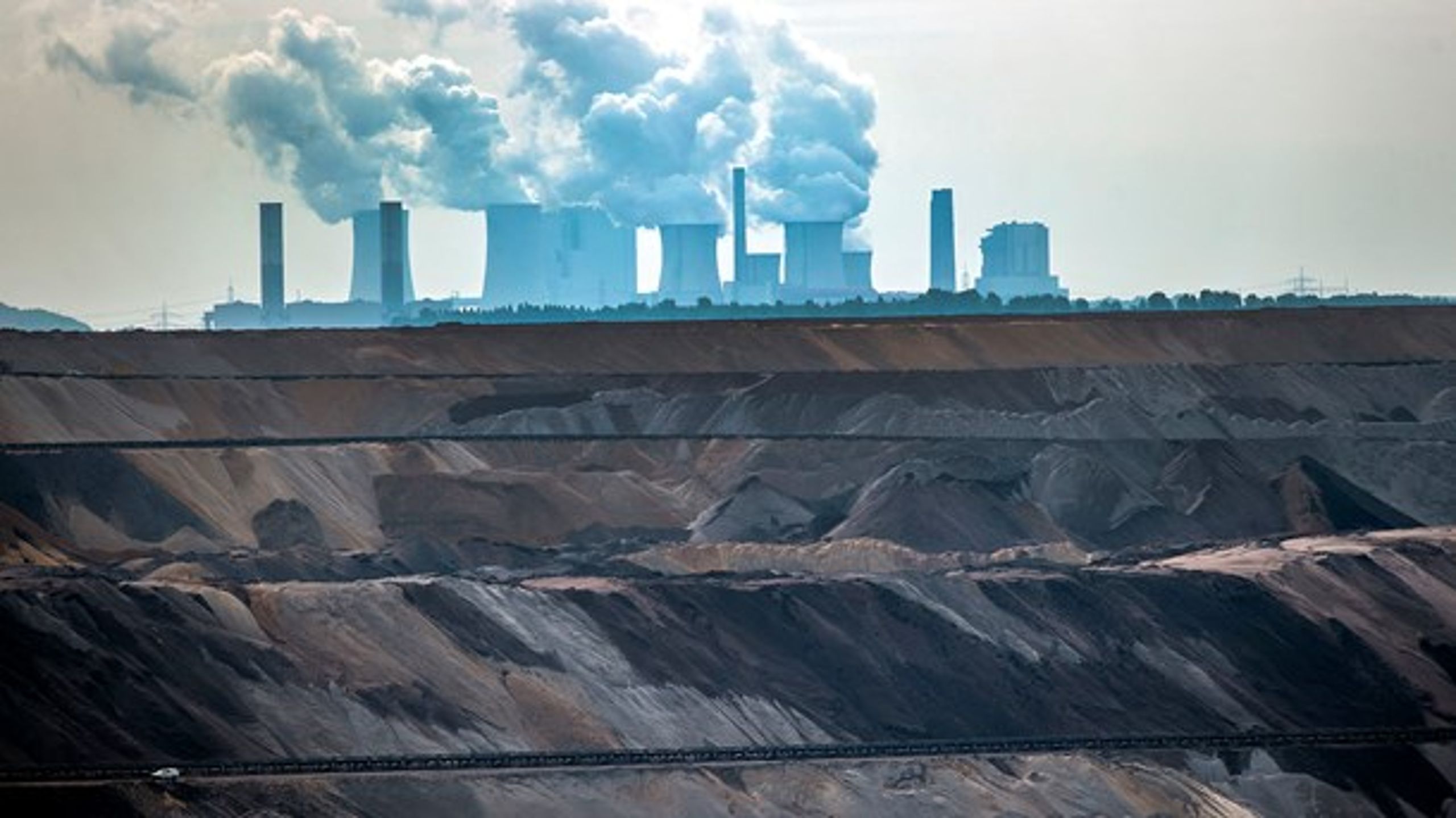 Den tyske kulmine Garzweiler i delstaten Nordrhein-Westfalen&nbsp;med&nbsp;kulkraftværket Neurath i baggrunden.<br>