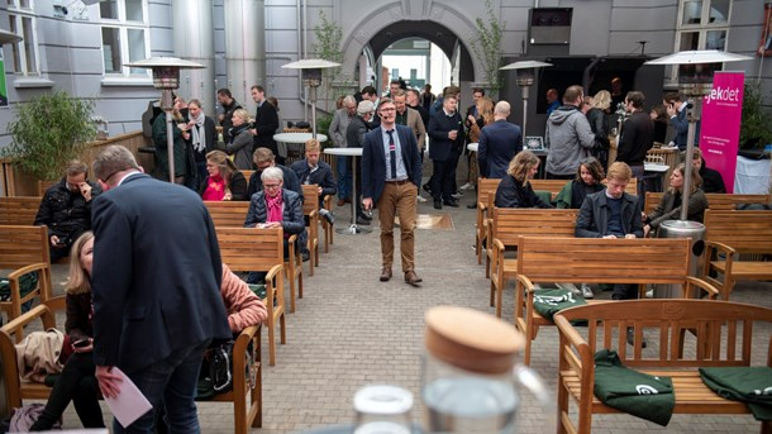 Har vi etnisk opdelte gymnasier? Og er det et problem? Kom til morgendebat i gården hos Mandag Morgen og Altinget.