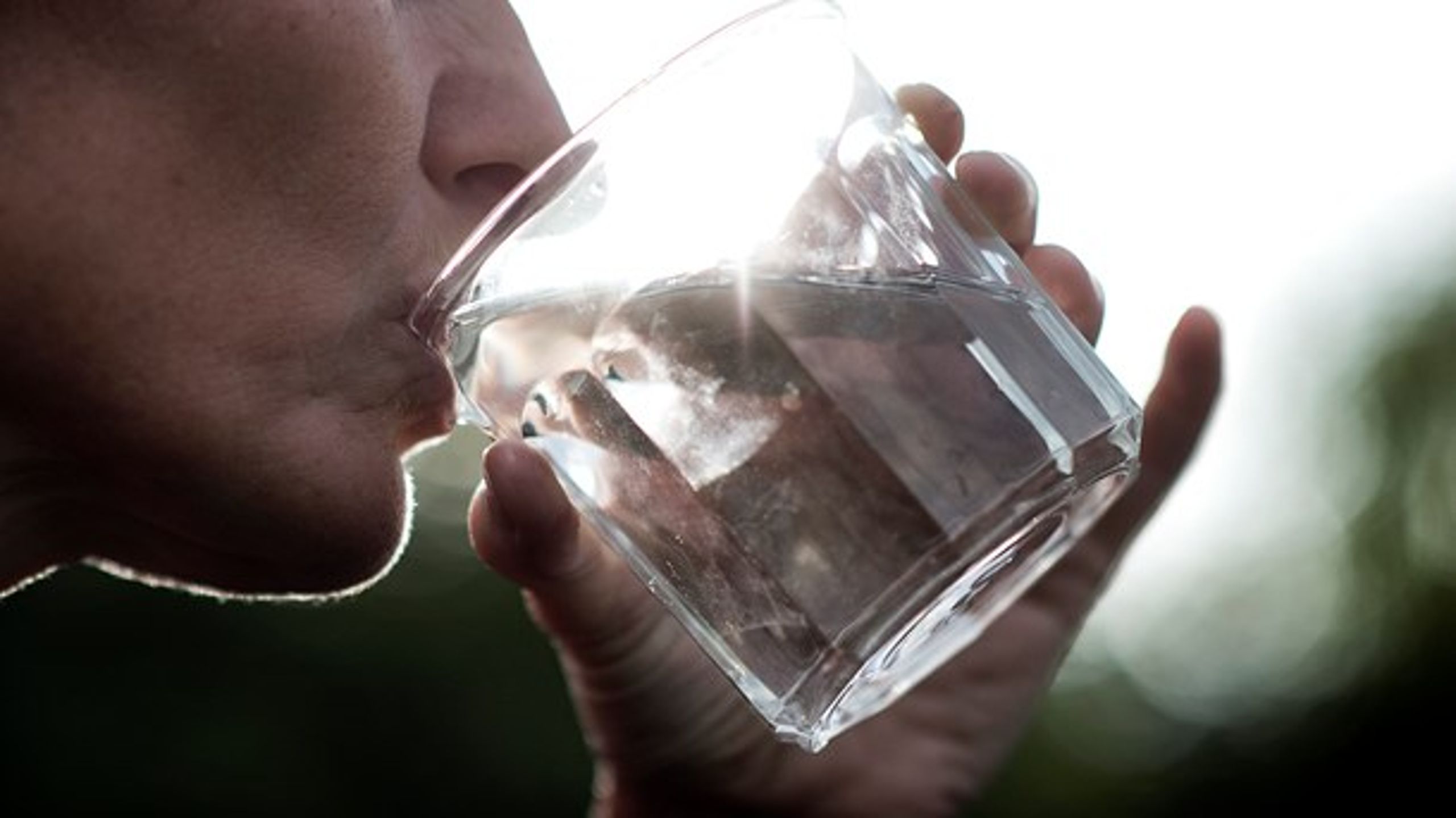 Syv af Folketingets partier har aftalt, at det tilladte indhold af sprøjtegift i dit drikkevand nu må være 7,5 gange højere end hidtil, lyder det urovækkende budskab i et&nbsp;facebookopslag.