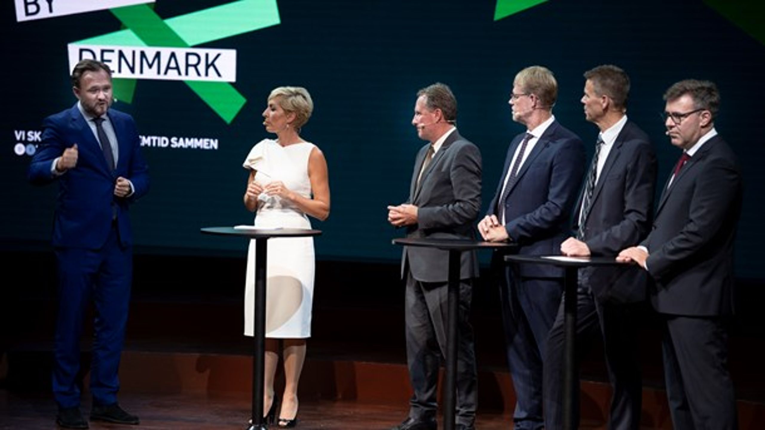 Klimaminister Dan Jørgensen (S) i dialog med Lars-Peter Søbye, formand DI, Lars Sandahl Sørensen, adm. direktør DI, Jesper Hjulmand, direktør for SEAS-NVE, og Lars Aagaard, Dansk Energi, ved Dansk Industris Topmødet 2019 i DR's Koncerthus i København tirsdag.<br>