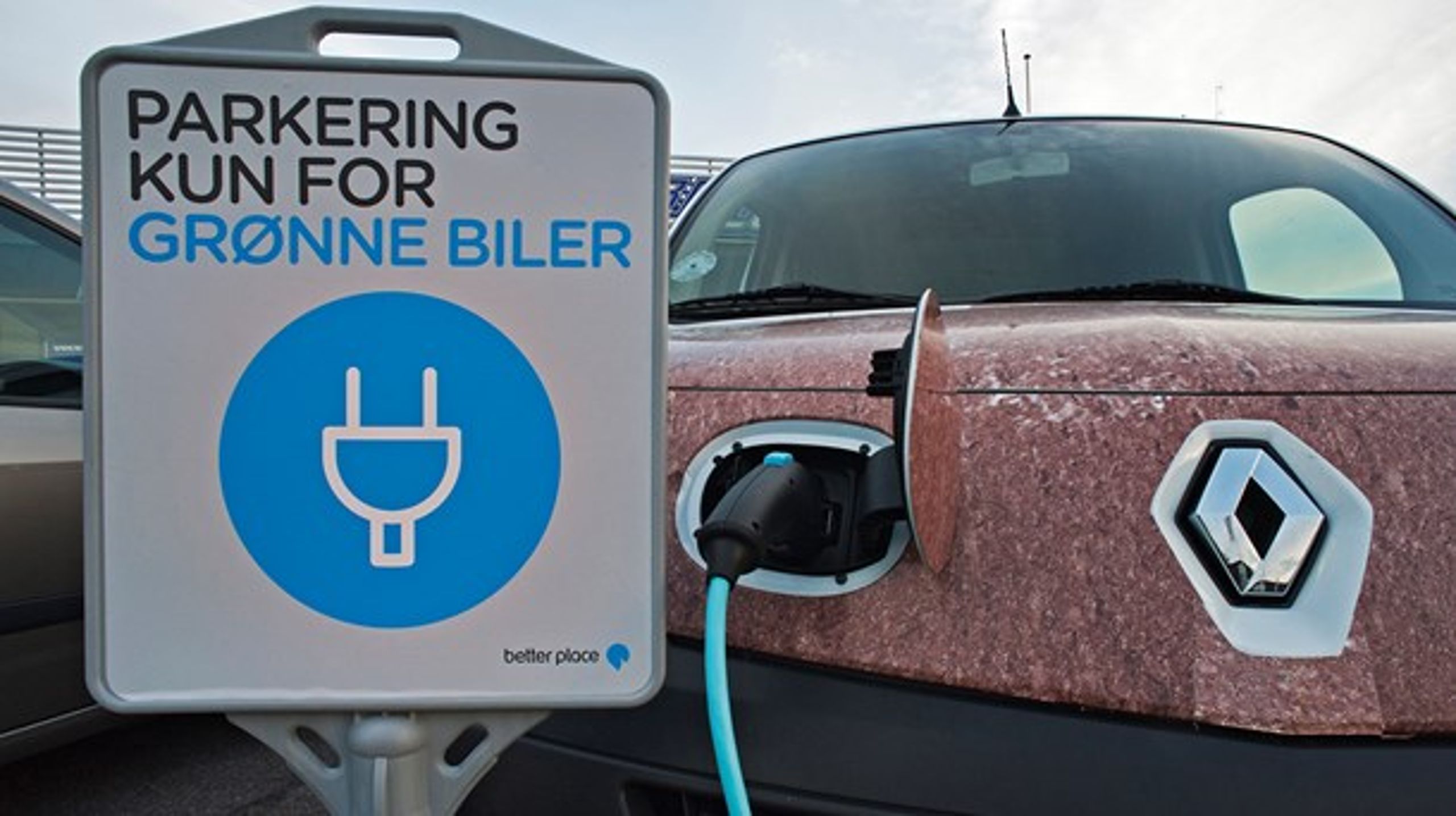 En elbil lader op til køretur. Skal den virkelig køre 219.000 kilometer, før den er grønnere end en dieselbil?