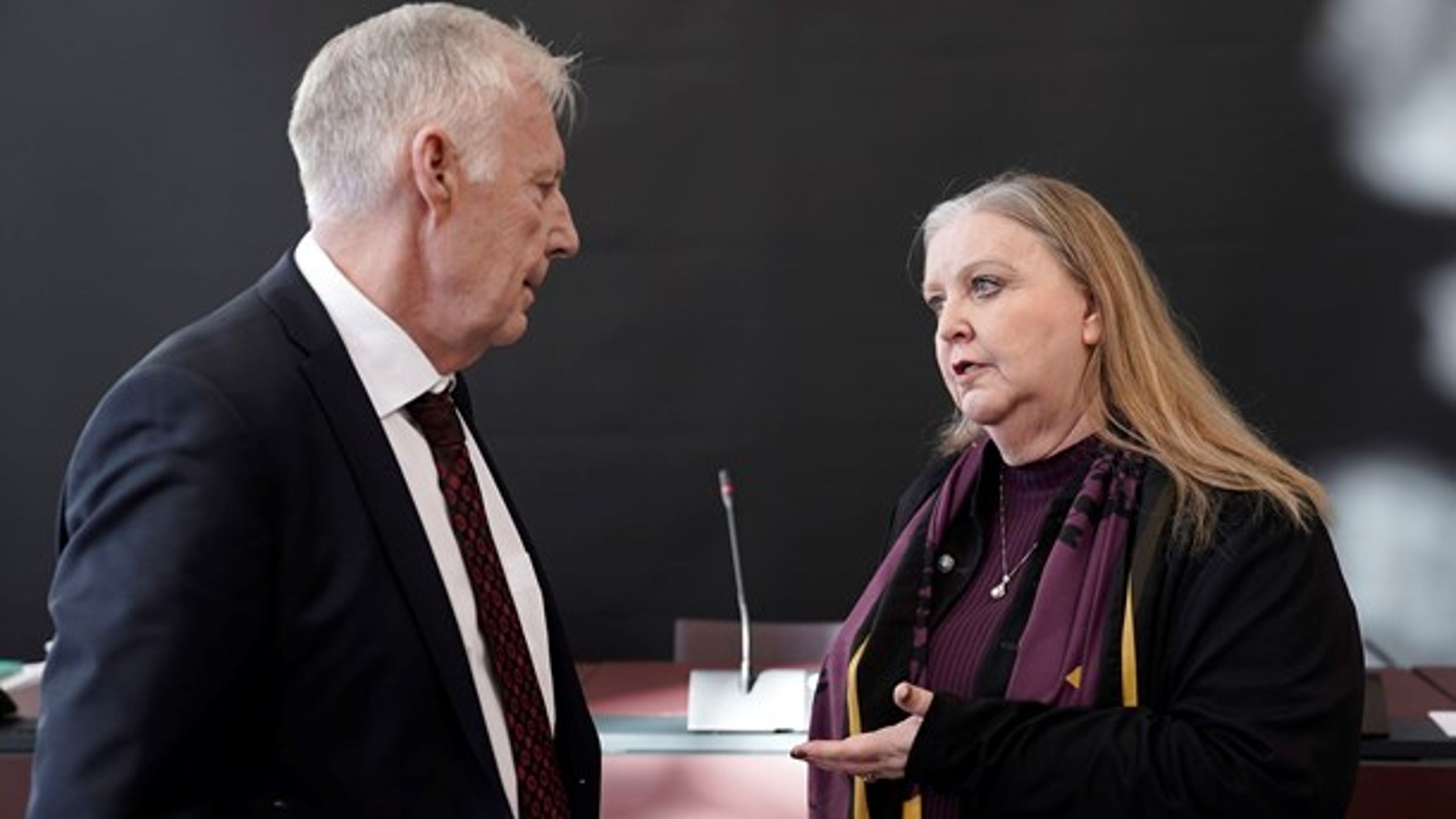 Folketingets formand, Henrik Dam Kristensen (S), og Demokratikommissionens formand, Lisbeth Knudsen, under lanceringen af kommissionens betænkning 22. januar.