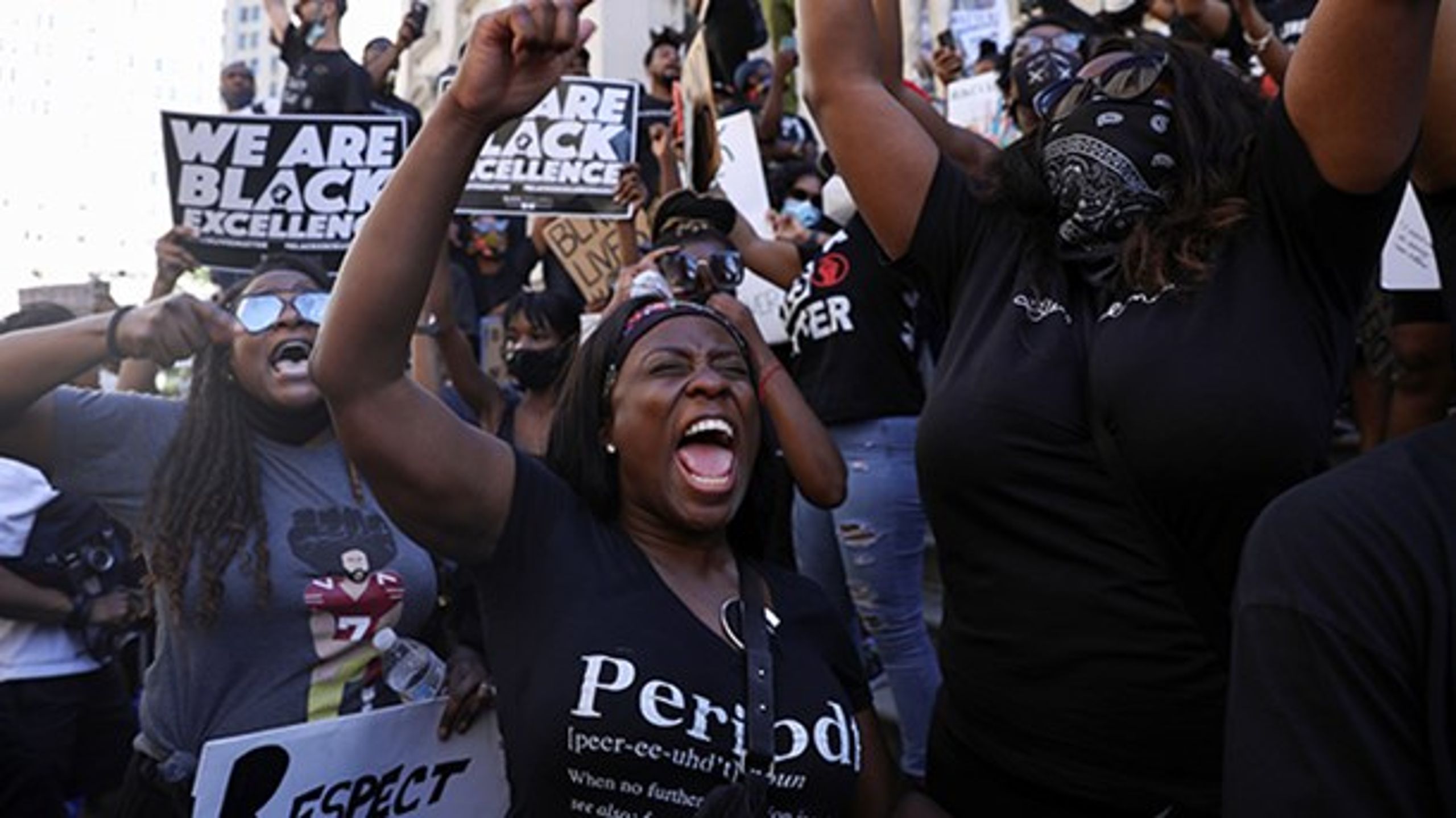 Demonstranter på gaden i byen Minneapolis&nbsp;i protest mod politiets hårdhændede anholdelse af George Floyd, der endte med at koste ham livet.