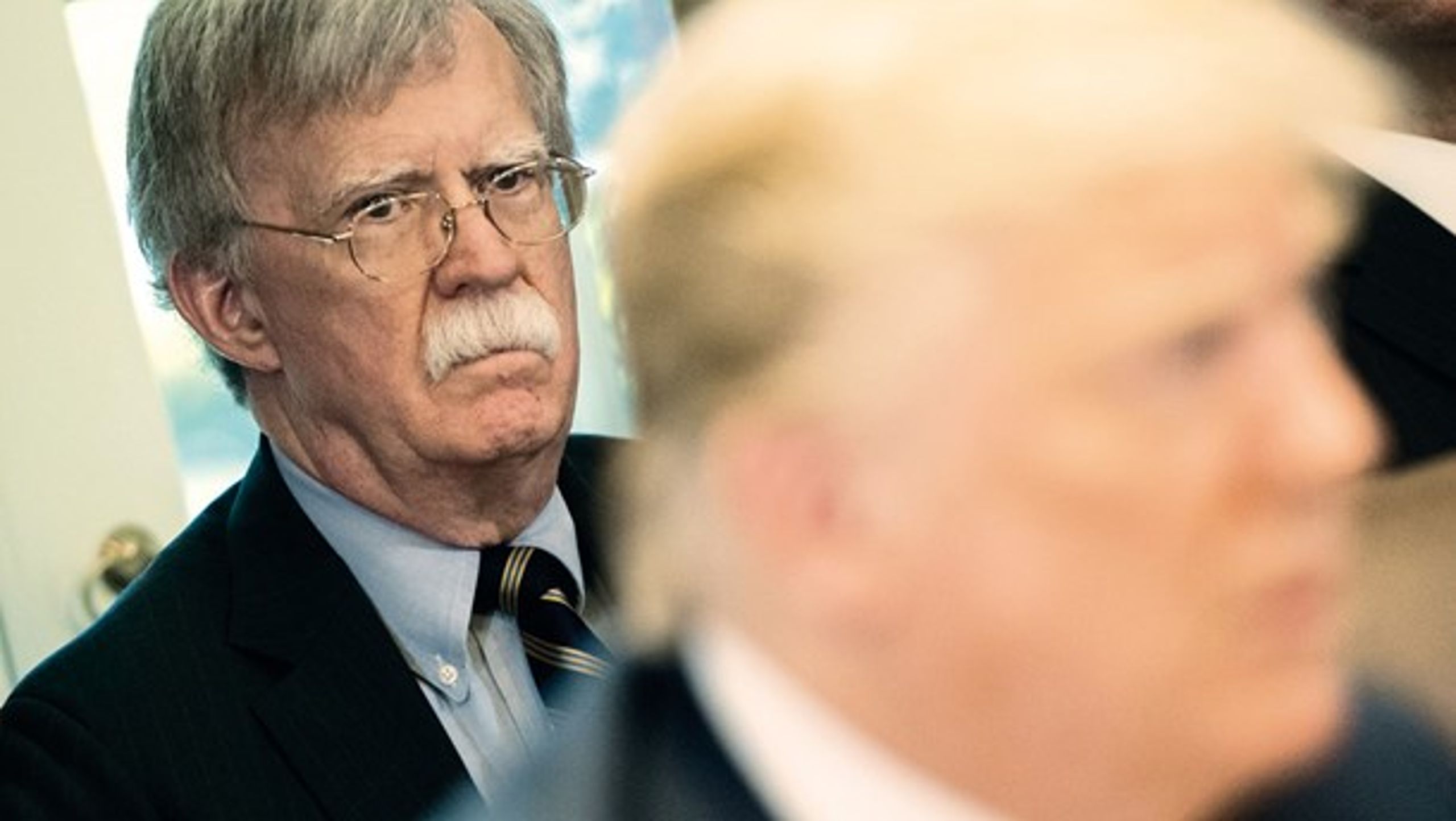 <div>
			<div>
				<div>
					John Bolton har tjent under fire republikanske præsidenter og nyder stor respekt i partiet. I bogen ‘The Room Where It Happened’ giver han
et lammende portræt af den nuværende præsident.</div>
			</div>
		</div>