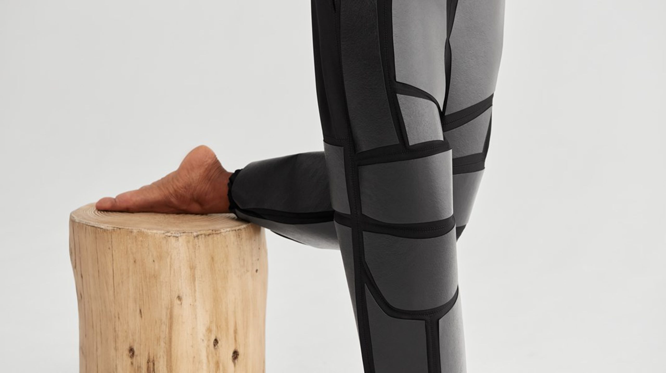 Stella McCartney er en af de modedesignere, der arbejder mest nye, bæredygtige materialer. Dragten er syet af Mylo – kunstigt læder.&nbsp;