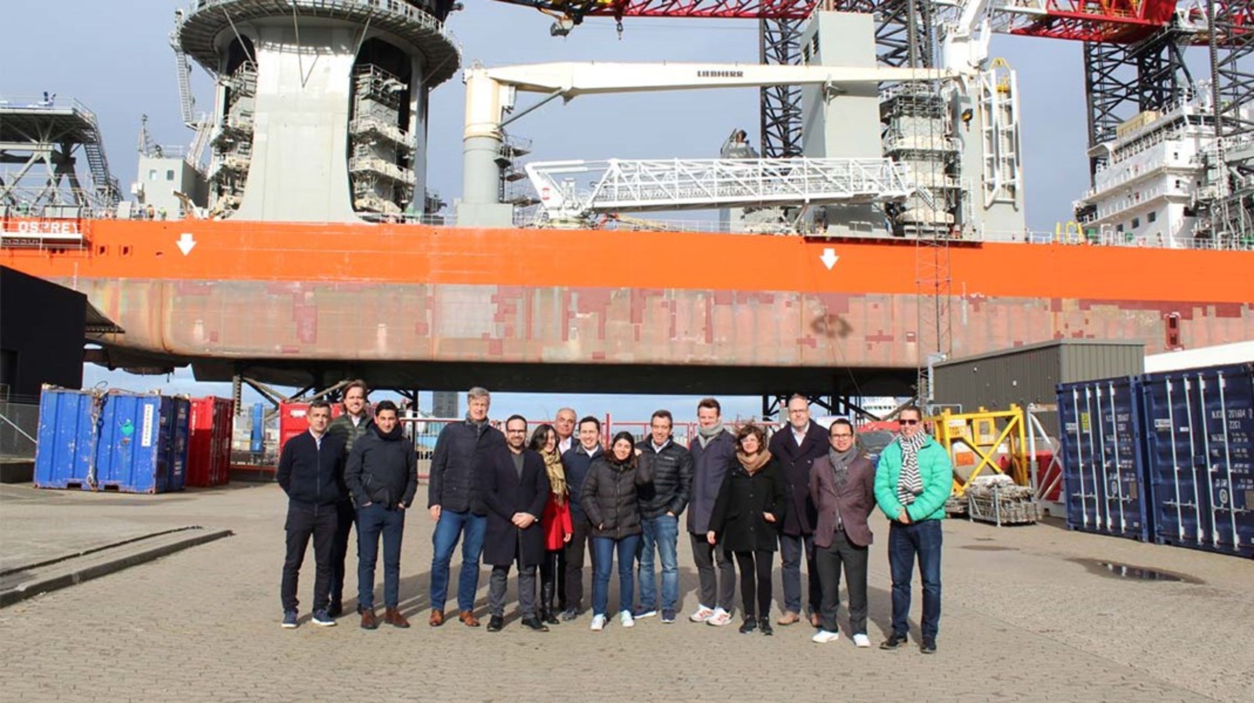 <i>Topfolk fra Colombias regering, statsadministration og fra
millionbyen Barranquilla på Esbjerg Havn i midten af oktober. Skibet i baggrund
er et specialbygget fartøj, der bruges i forbindelse med opstilling af
vindmøller fra havet. Bystyret i Barranquilla har en ambition om at blive logistisk
knudepunkt for udvikling af vedvarende energi, som Esbjerg er blevet det.&nbsp;</i><i>Foto: Jonas Nørholm Larsen.</i>