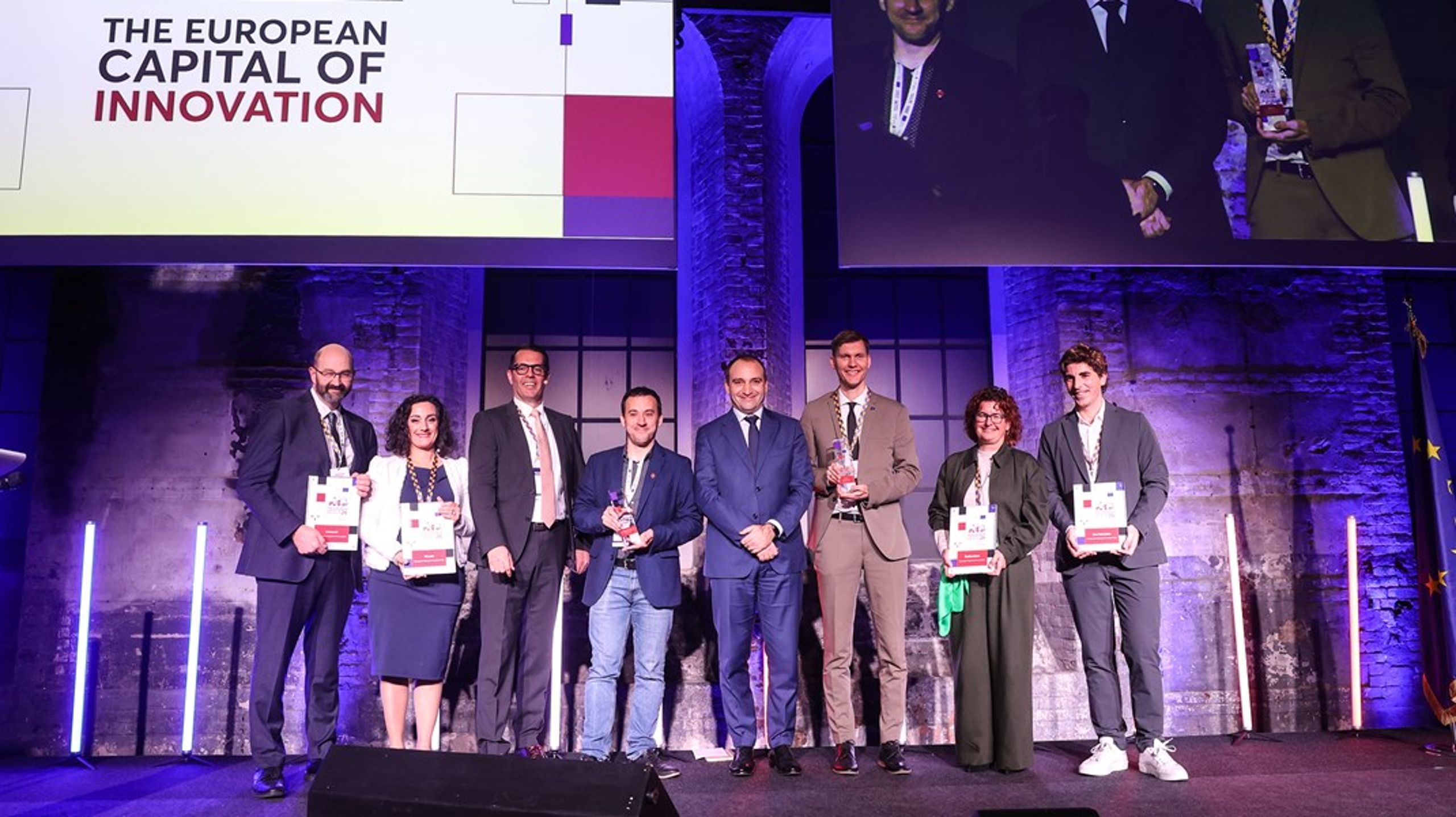 The European Capital of Innovation Awards afholdes hvert år for at hylde europæiske byers bidrag til banebrydende innovation. På billedet ses repræsentanter fra årets seks nominerede byer, heriblandt Aalborgs borgmester, Lasse Frimand Jensen, der modtog en pris.