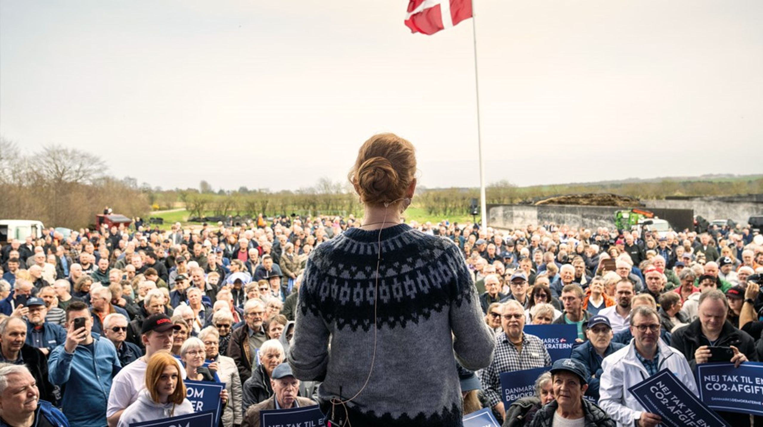 På en gård uden for Randers afholdt Danmarksdemokraterne i 2024 et såkaldt CO2-rally i protest mod afgiften på landbrugets klimaudledninger.
