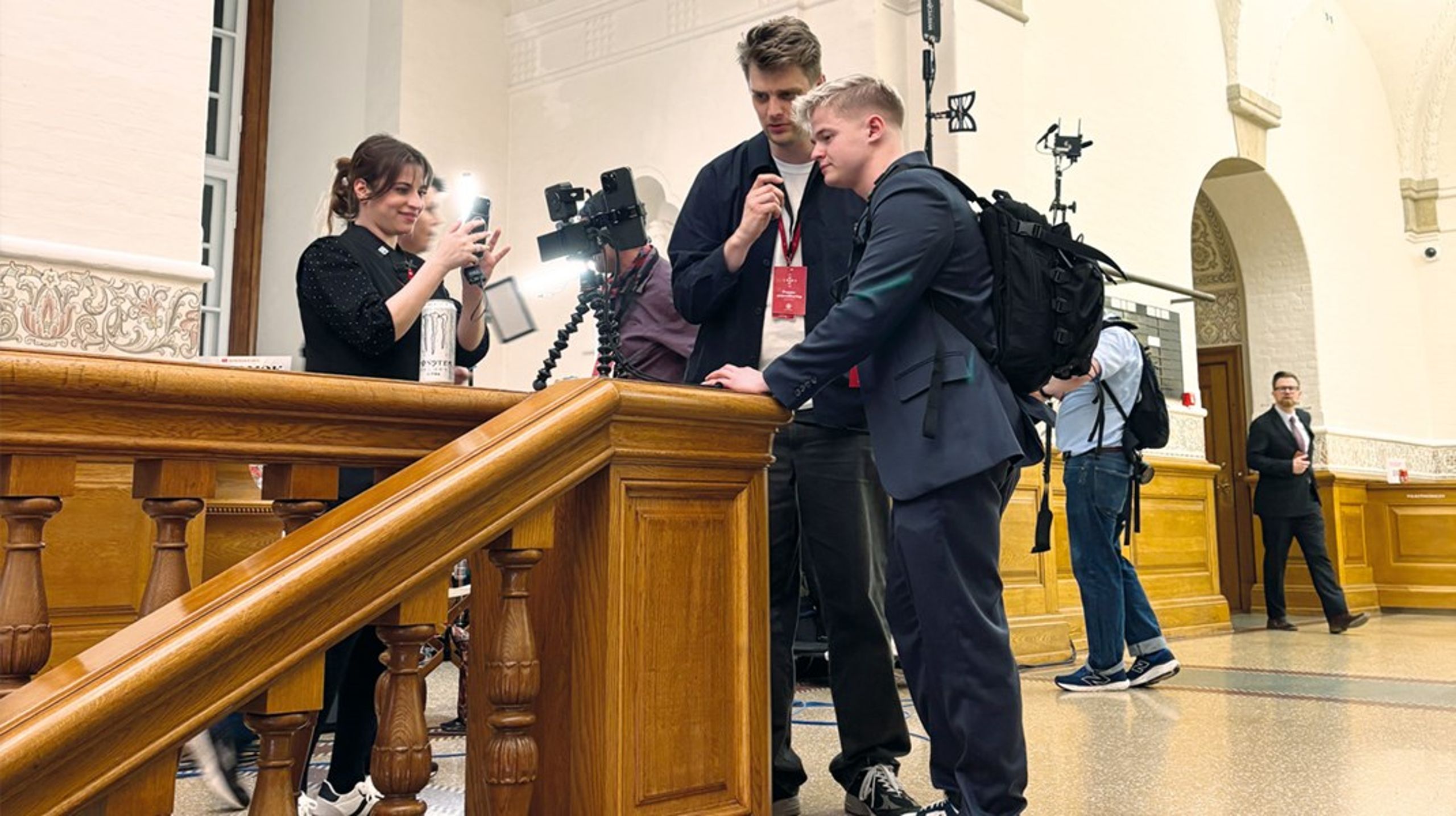 ’New media’ med selfiesticks og livestream har indtaget Christiansborg. Her sender influenceren Jaxstyle (th.) direkte fra Vandrehallen på Twitch.&nbsp;