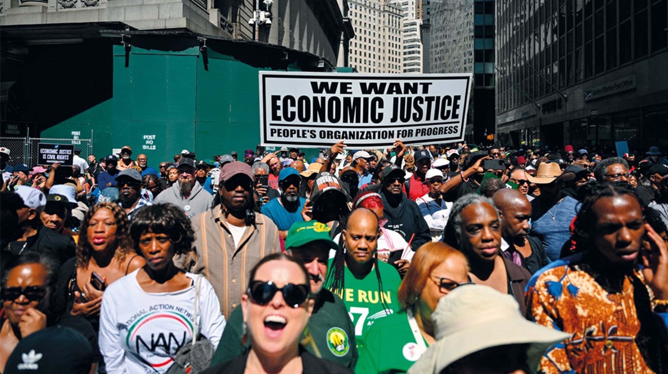 Demonstranter deltager i 'March on Wall Street' 28. august 2025.