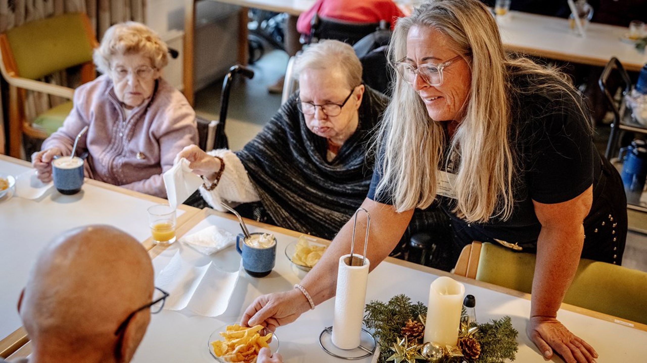 Næsten halvdelen af de kommunale&nbsp;sosu‑ansatte&nbsp;over 50 år, mens næsten hver femte er over 60 år. For kommunerne har det derfor kæmpe værdi, hvis de kan lokke seniorerne til at arbejde lidt længere.