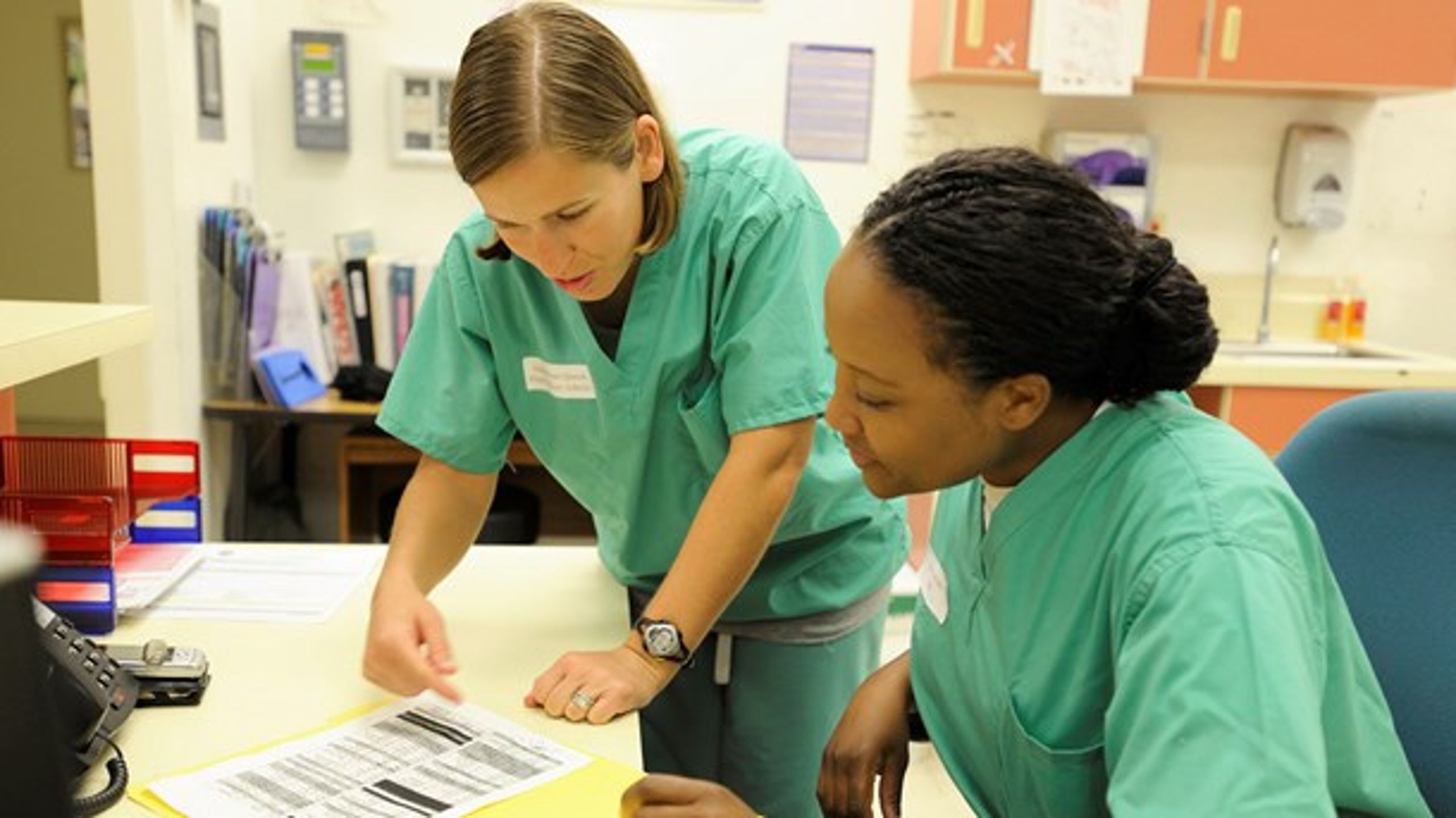 To amerikanske sygeplejersker dokumenterer deres arbejde