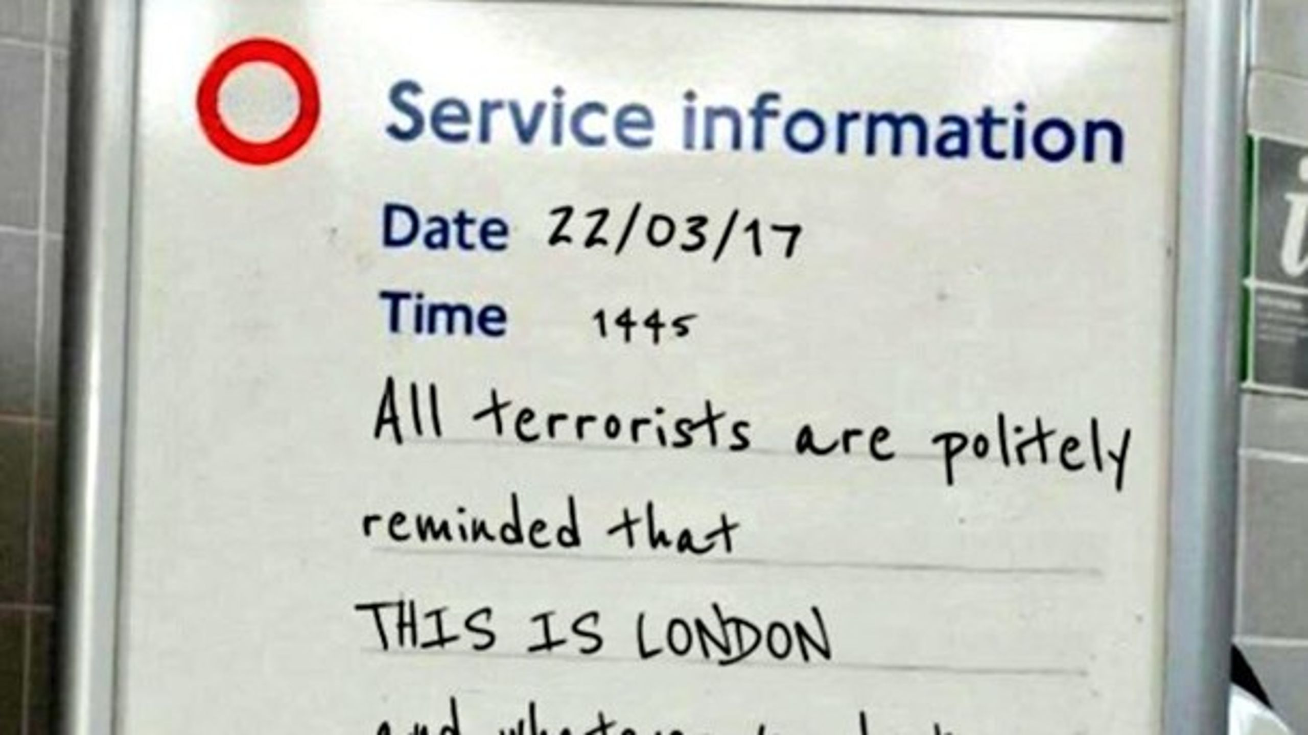 Dette billede blev delt af mange efter et terrorangreb i London. Men skiltet er ikke ægte.