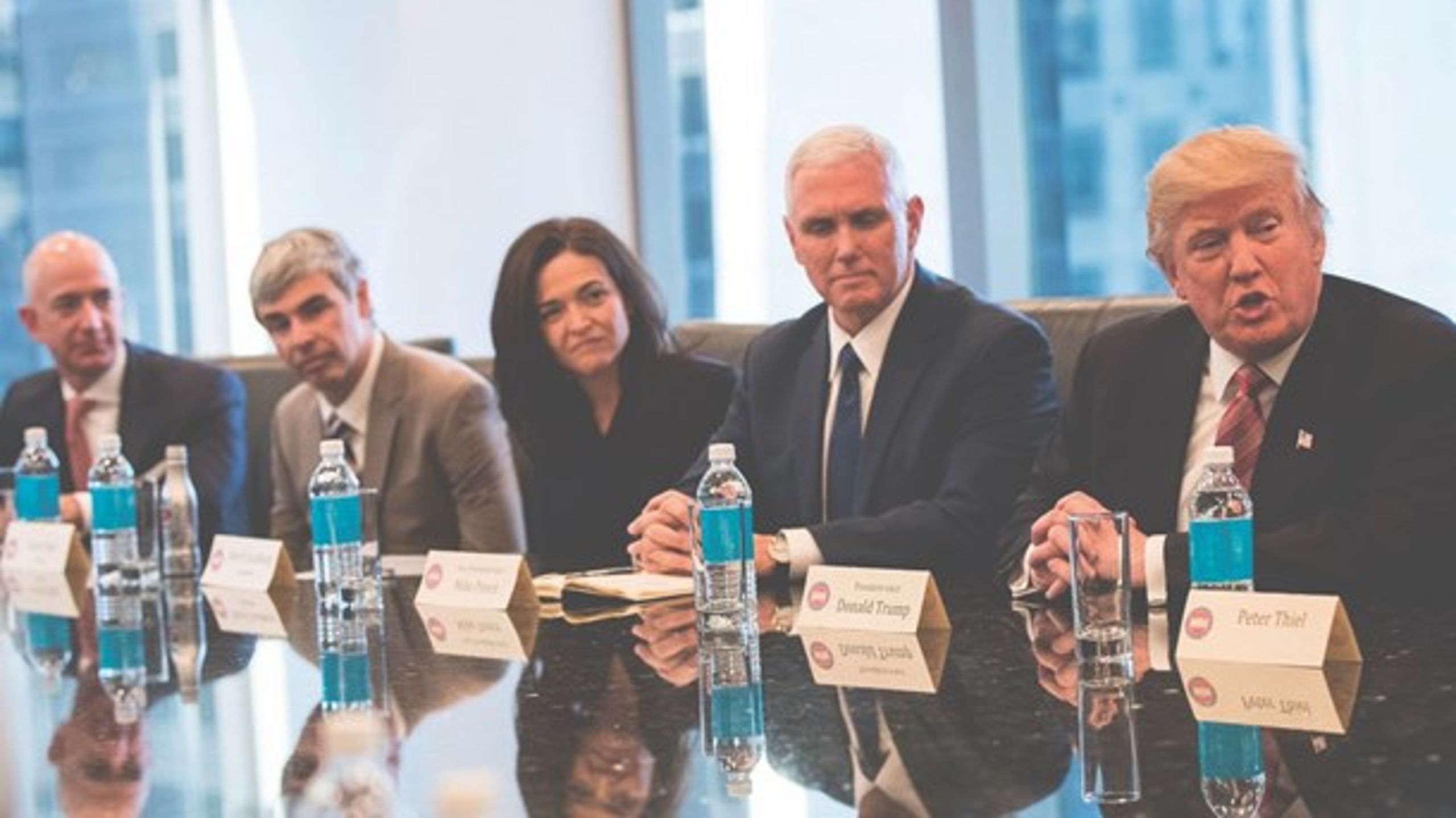 Donald Trump under et møde med de amerikanske techgiganter. Fra venstre: Jeff Bezos (CEO i Amazon), Larry Page (CEO i Googles moderselskab, Alphabet ), Sheryl Sandberg (COO i Facebook), Mike Pence (Vicepræsident i USA) og Donald Trump.