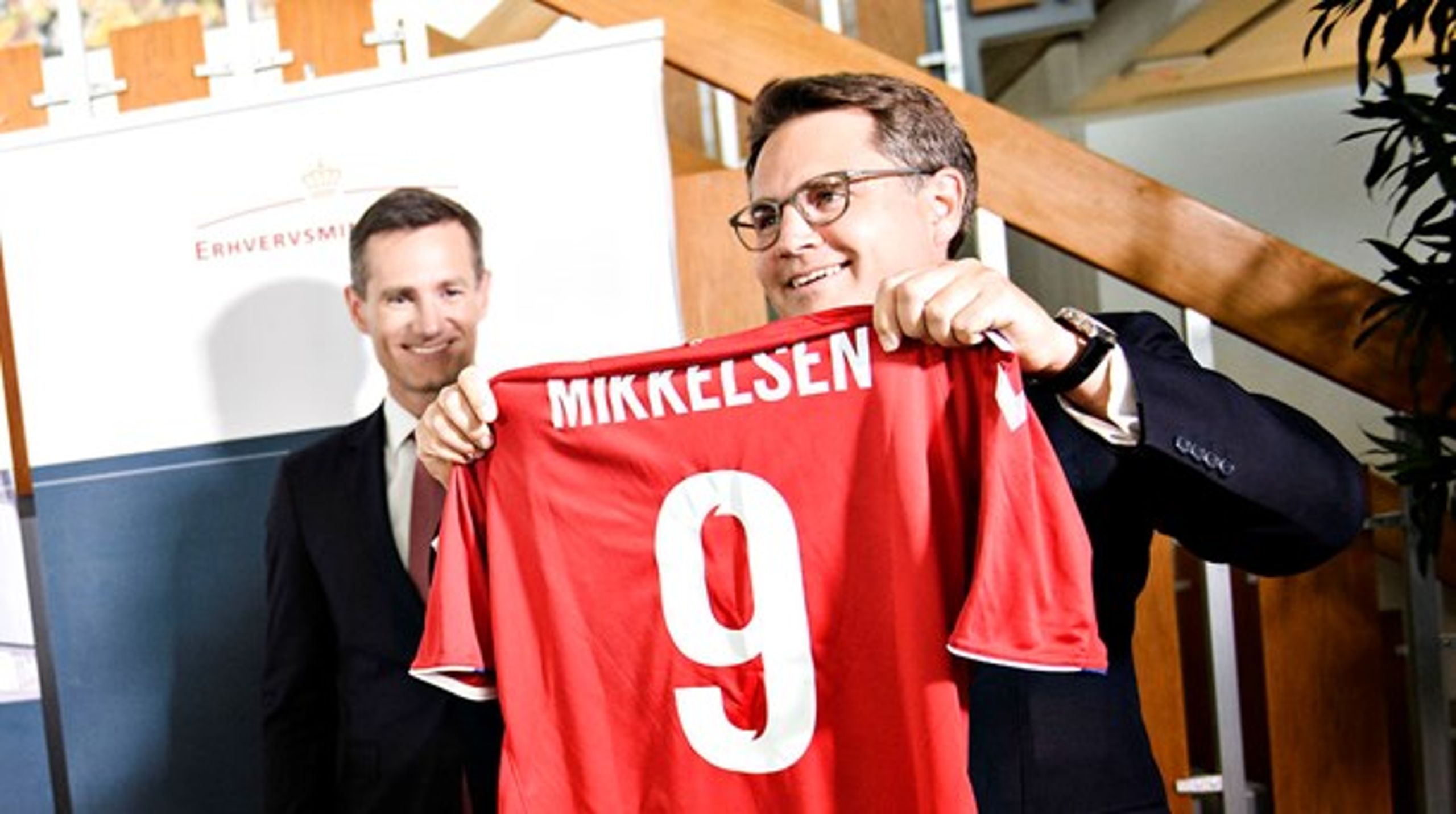 Brian Mikkelsen under overdragelsen af Erhvervsministerposten til partifællen Rasmus Jarlov (K) torsdag.