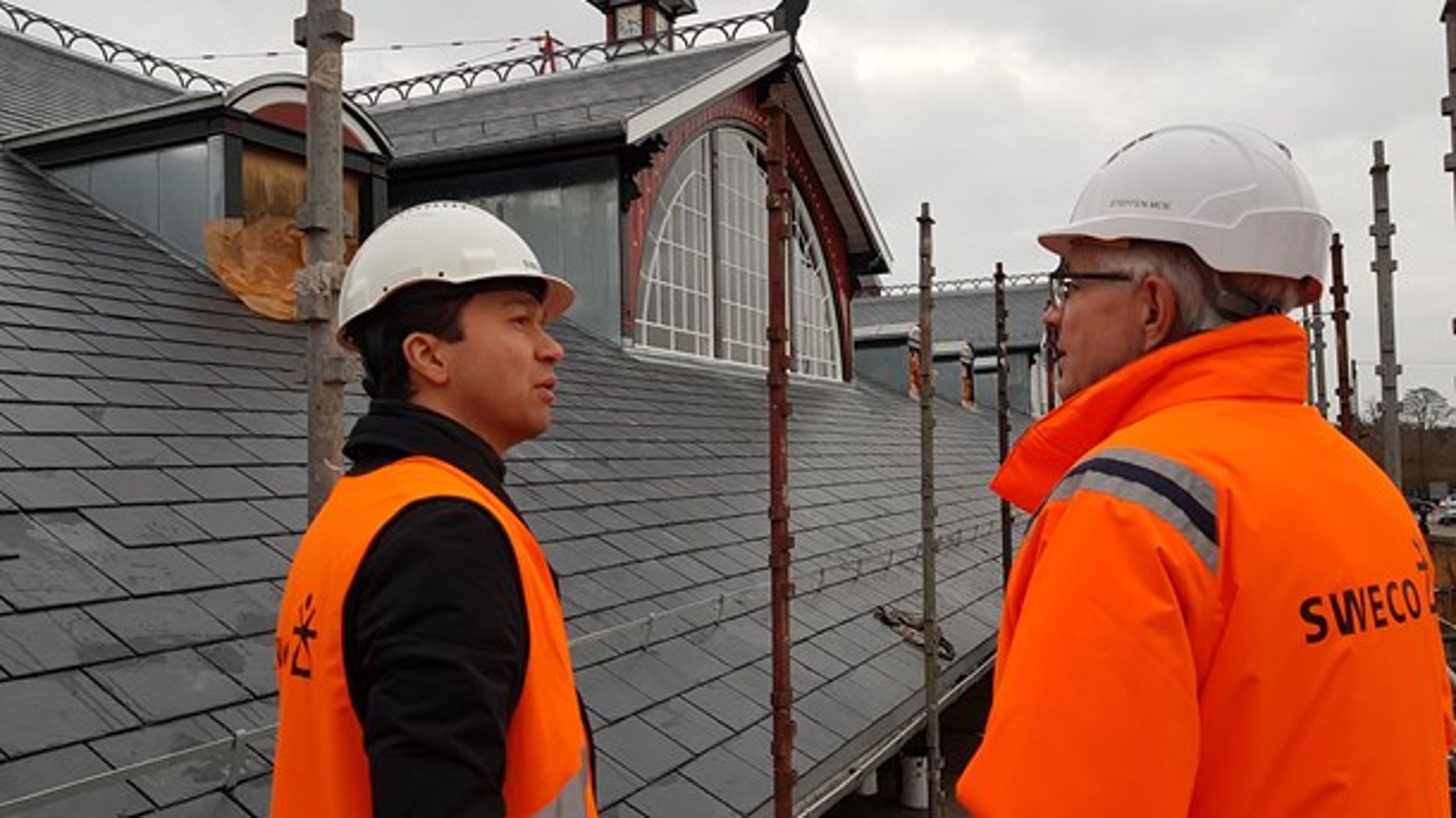 Direktør Dariush Rezai fra rådgivningsvirksomheden Sweco (tv) og projektdirektør Steffen Moe (th) diskuterer renoveringen af Østerport Station i København, som Sweco er rådgiver på.&nbsp;