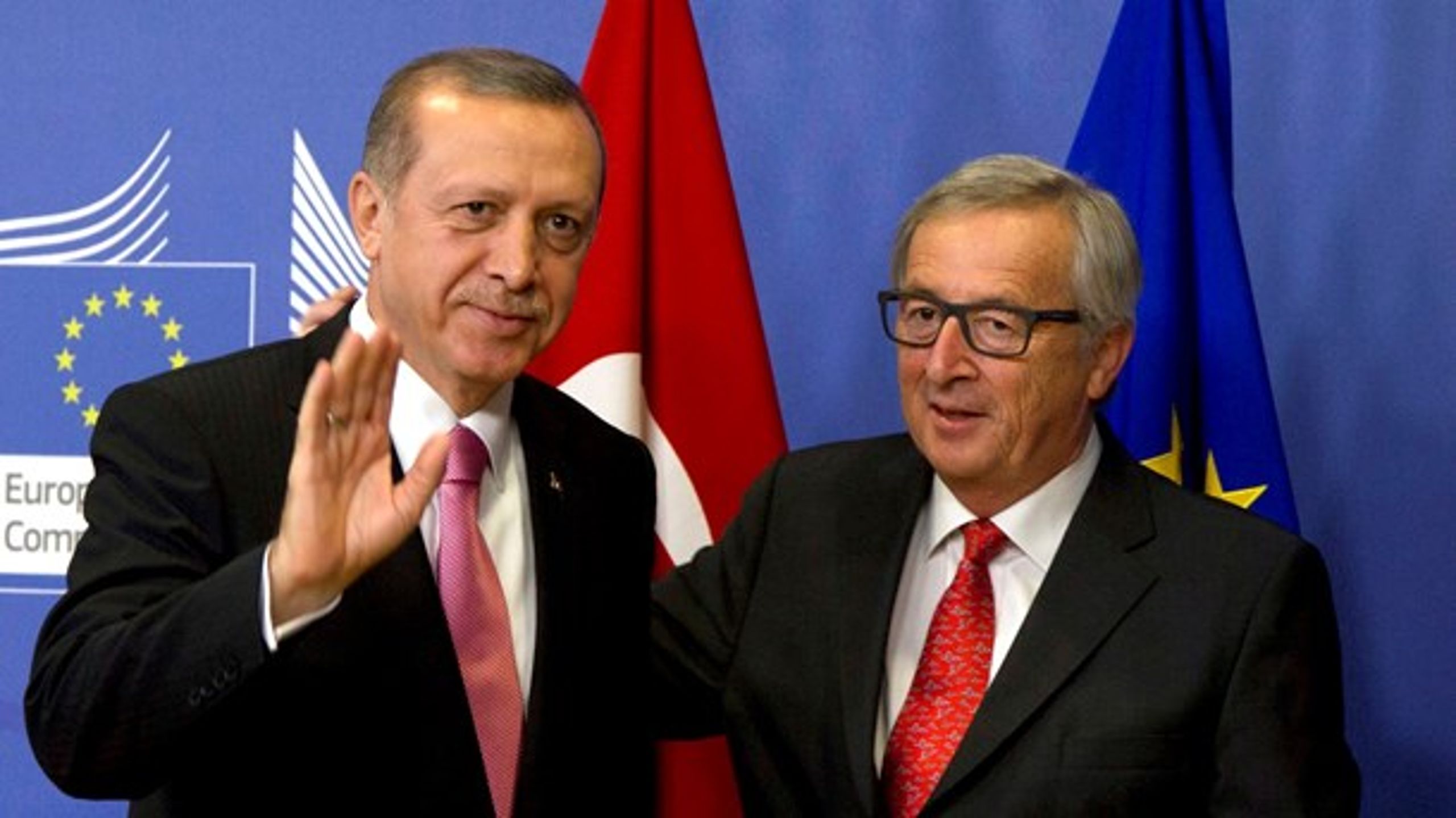 Tyrkiets præsident, Recep&nbsp;Tayyip&nbsp;Erdogan,
sammen med EU-Kommissionens formand,&nbsp;Jean-Claude&nbsp;Juncker,&nbsp;ved et
møde i Bruxelles i 2015.