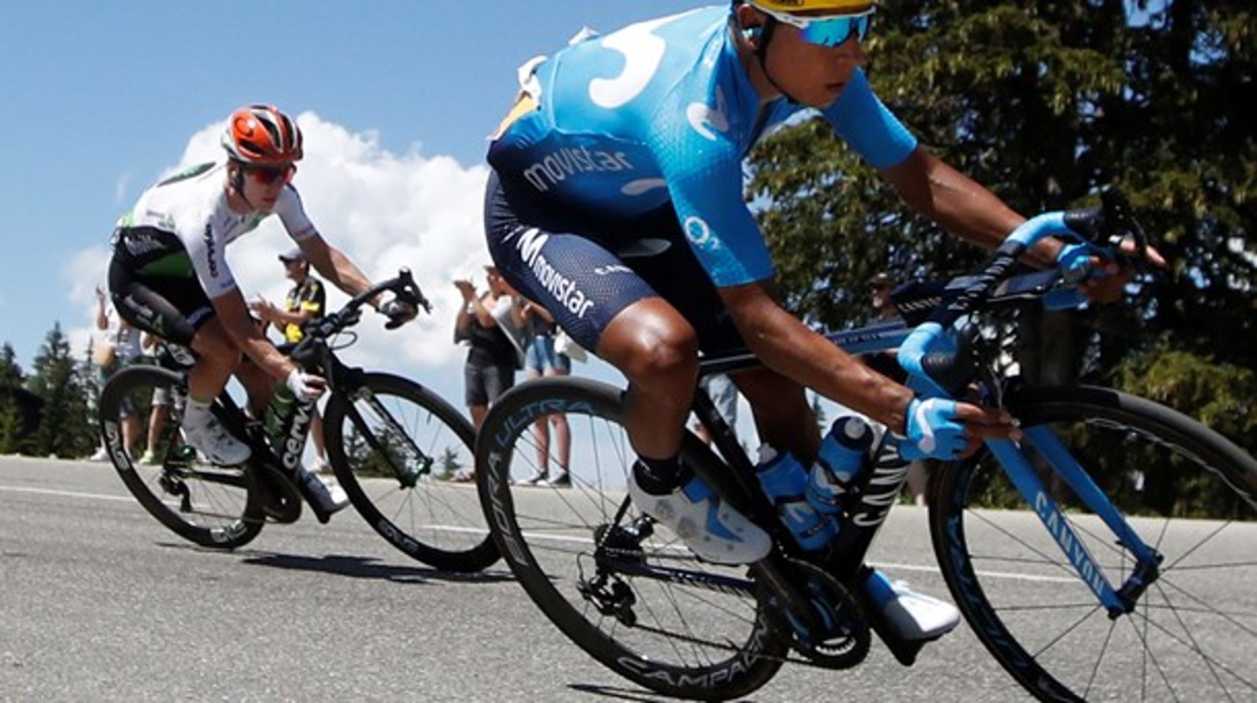 Danske Søren Kragh Andersen på hjul af stjernen Quintana under sidste års Tour de France. Vil 3,5 milliarder tv-seere kigge med, når verdens største cykelløb ruller gennem Danmark i 2021?&nbsp;