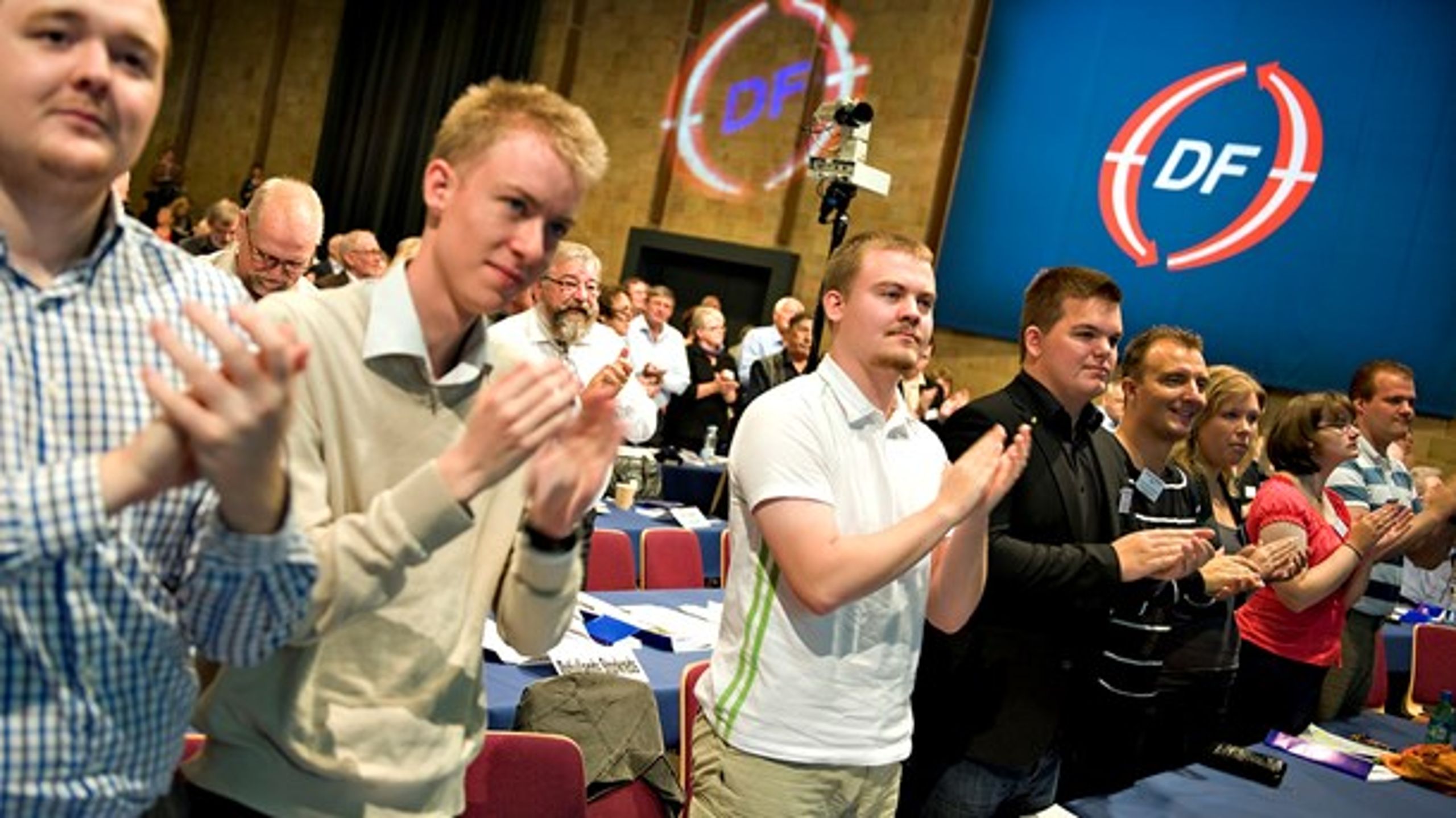 Delegerede ved Dansk Folkepartis landsmøde i 2009. Belaster de samfundet mere end ikke-vestlige indvandrere?