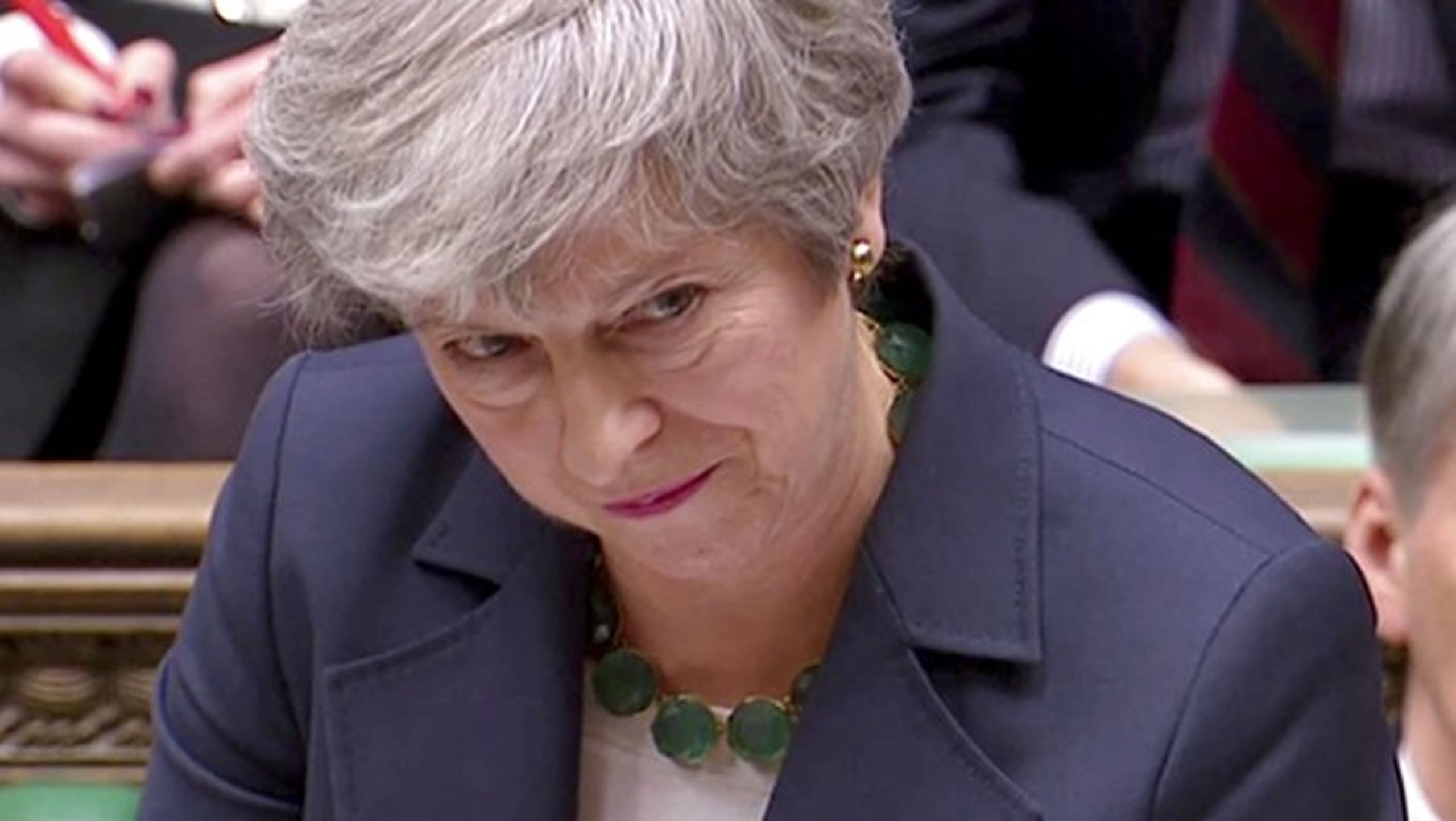 Theresa May forsøger at skræmme Westminsters høge til at makke ret.