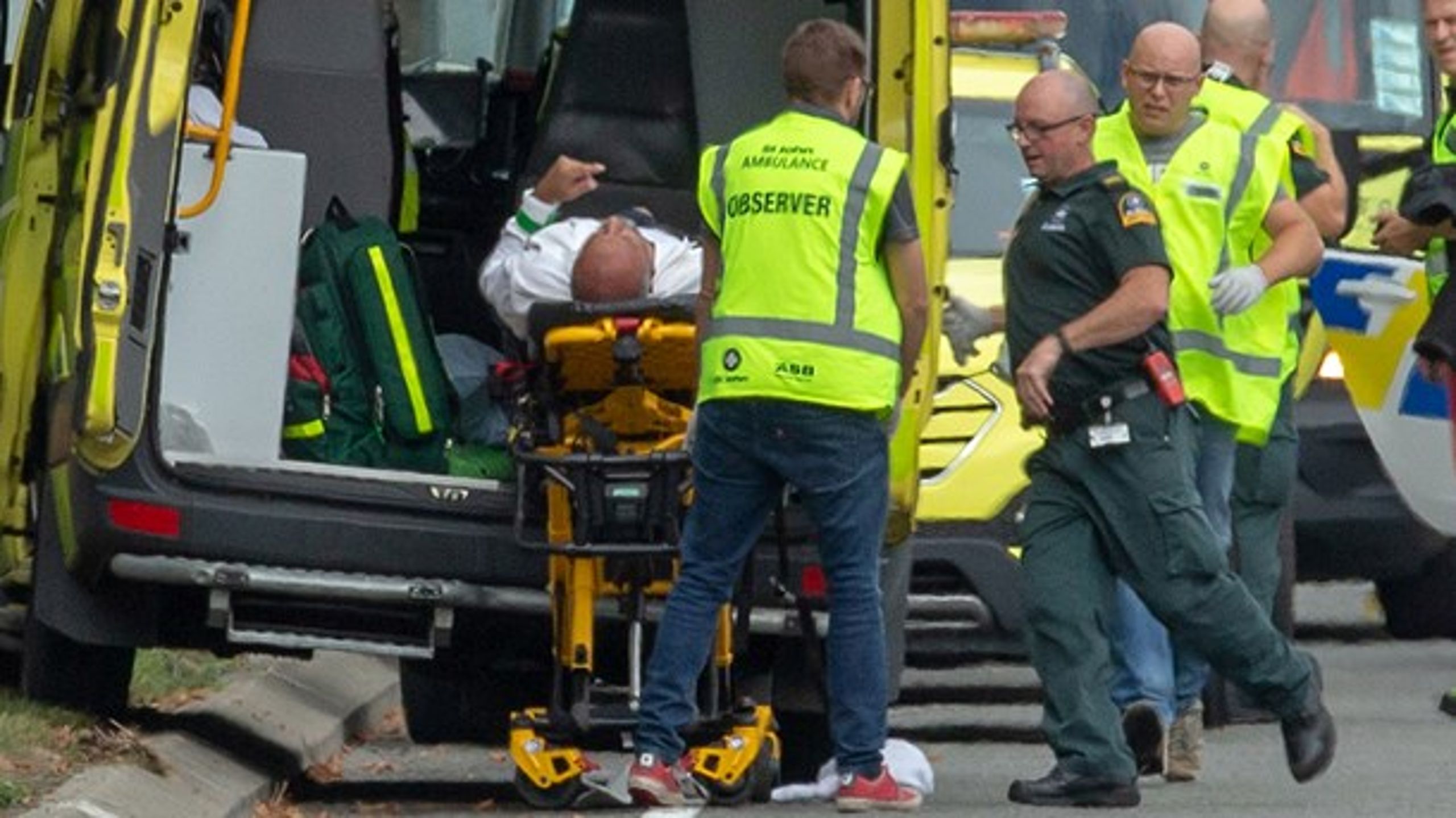 En tilskadekommen person køres på sygehus efter skyderiet i moskéen&nbsp;al-Noor&nbsp;i den new zealandske by Christchurch.