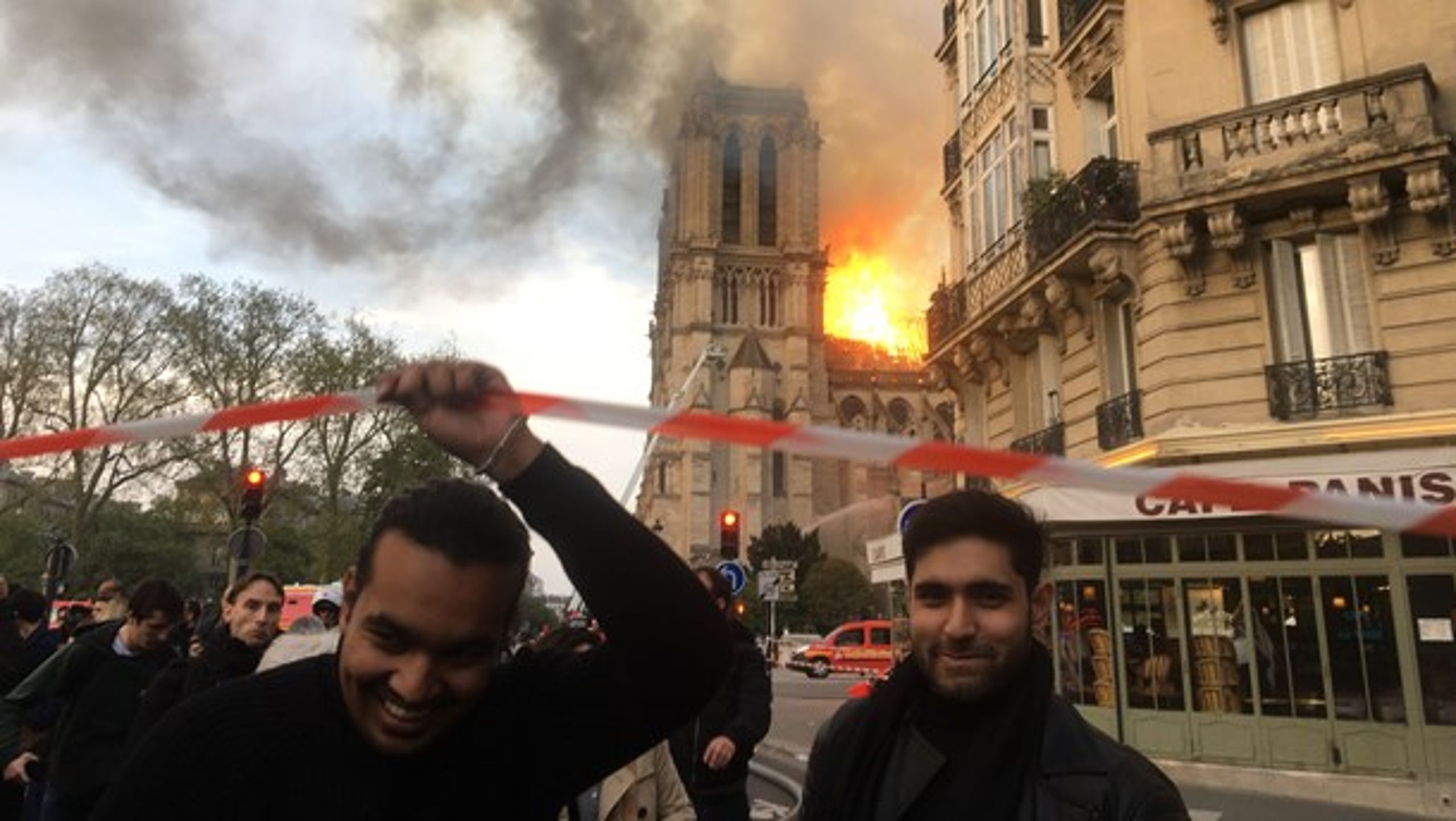 “Da jeg gik under politiets afspærringsbånd, slog det tilbage i mit ansigt, og det fik os til at grine,” fortæller den ene af de to arkitektstuderende, der bliver beskyldt for at more sig over branden i Notre Dame.
