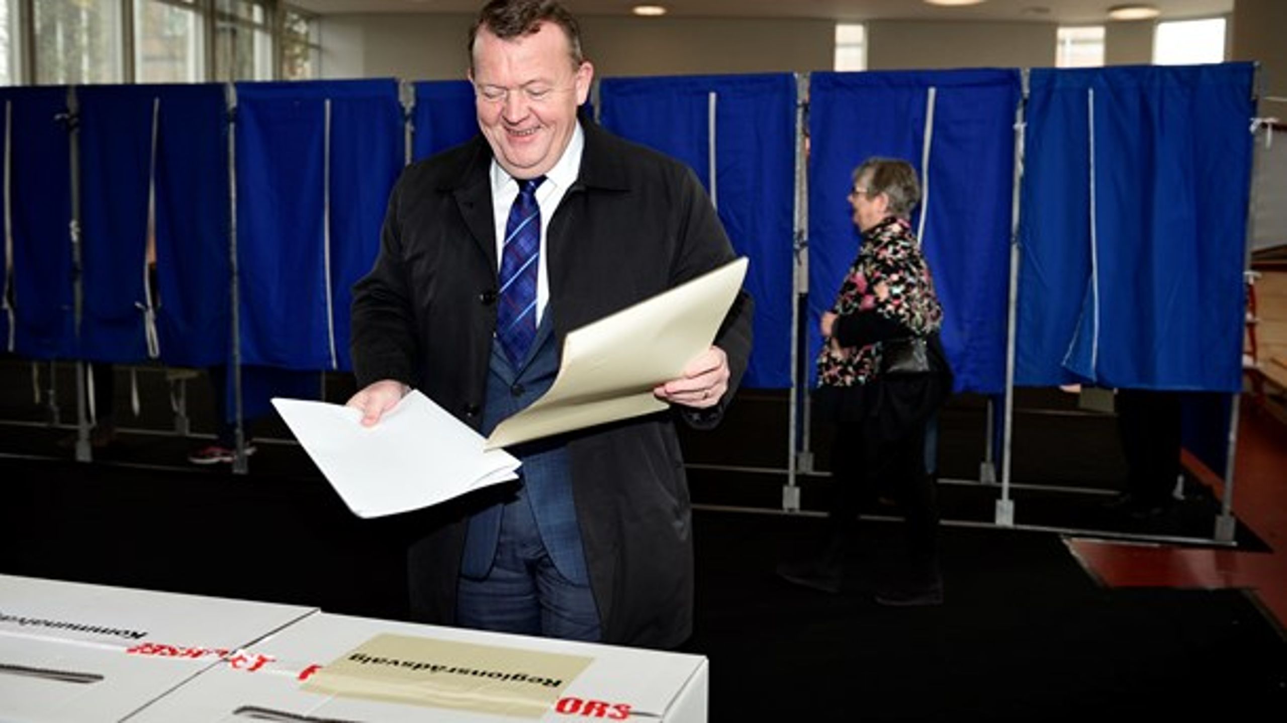 Statsminister Lars Løkke Rasmussen bakser med to forskellige stemmesedler til kommunal- og regionsvalget i 2017.
