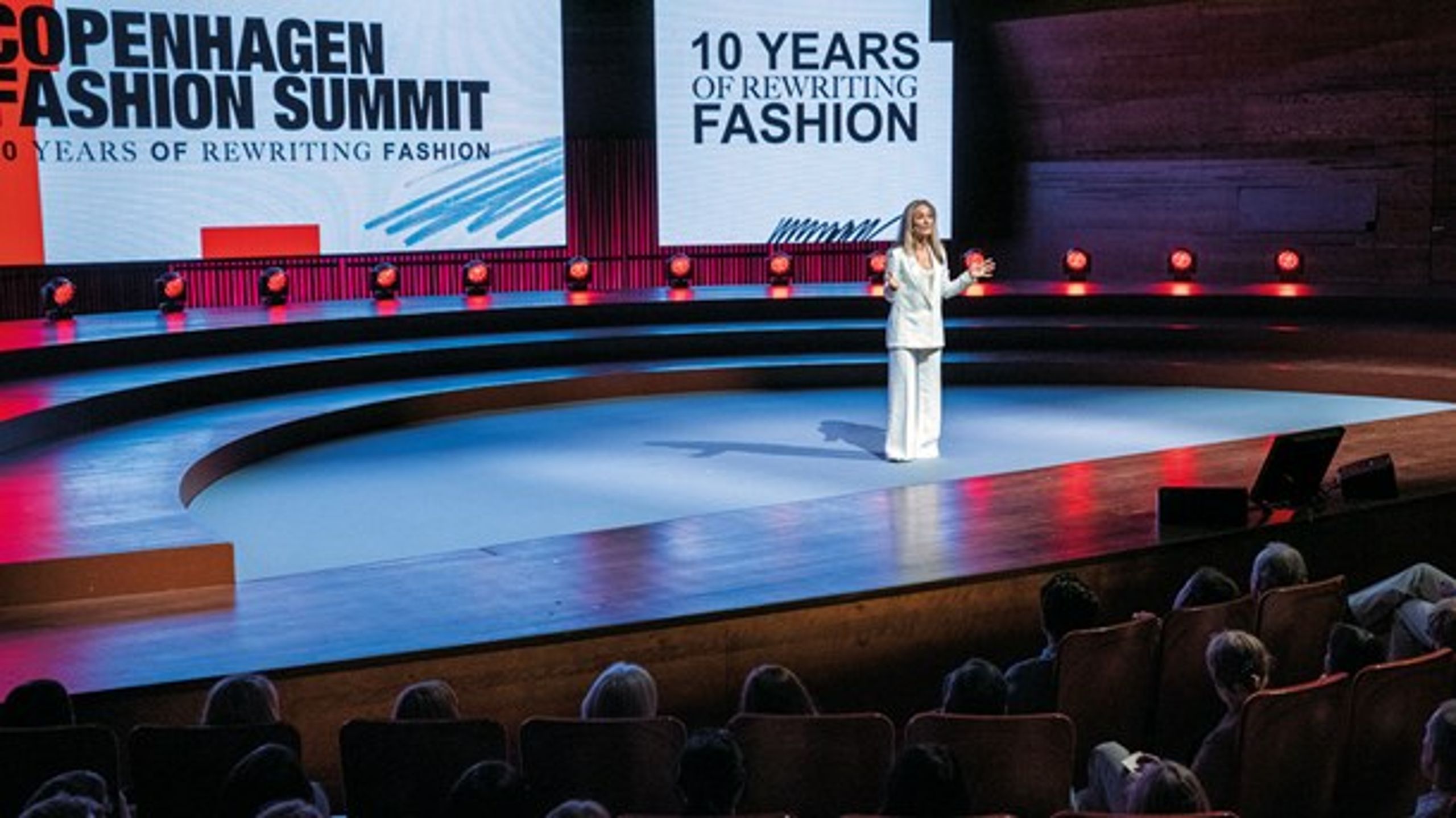 Copenhagen Fashion Summit fejrede 10-års jubilæum 15. maj.
På scenen Eva Kruse, CEO for Global Fashion Agenda, der står bag modens
klimatopmøde.