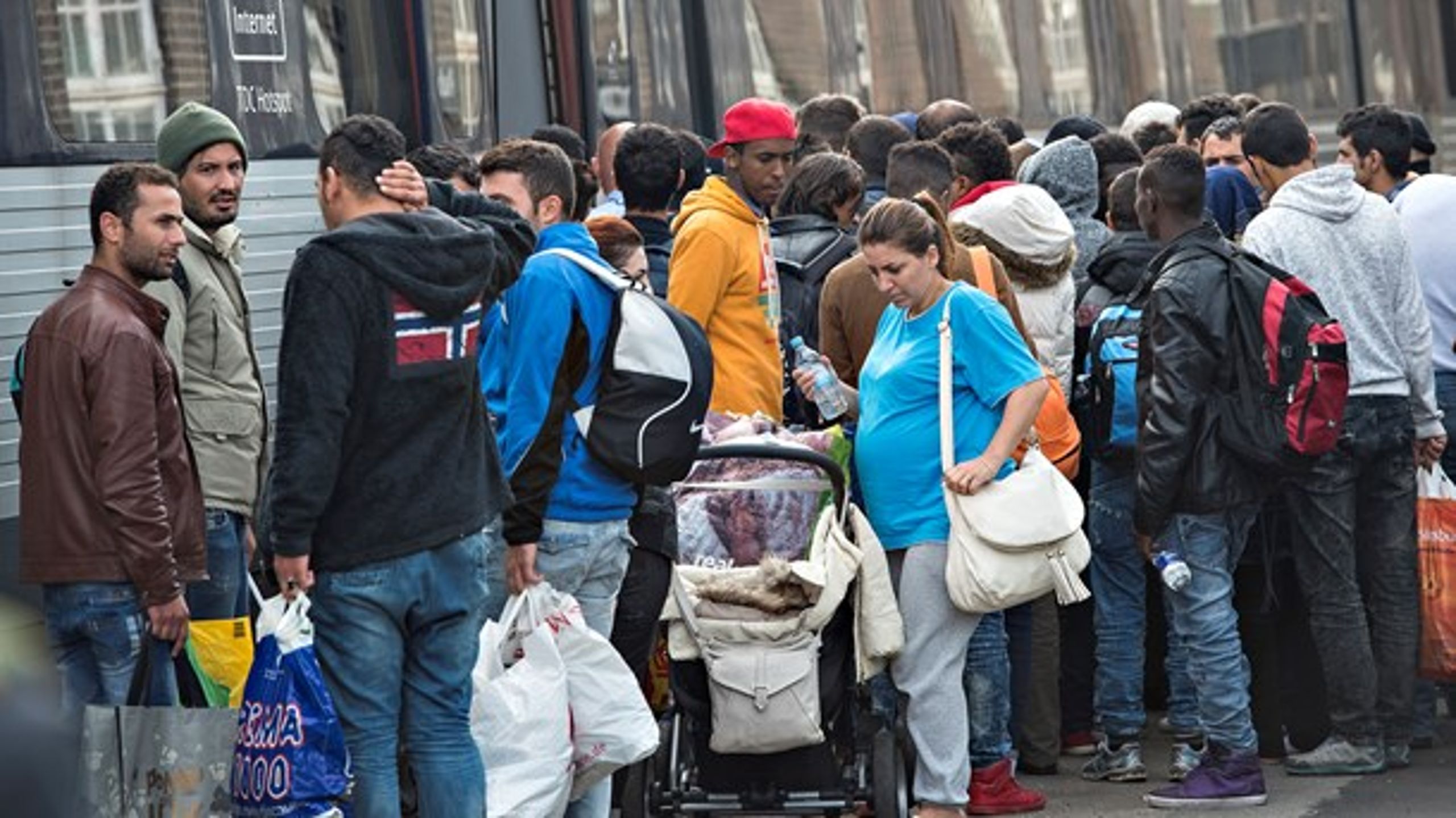 <div>Flygtninge og migranter på perronen i Padborg september 2015. Forgylder kommunerne dem med gratis tandlægehjælp på bekostning af etniske danskere?</div><h2></h2>