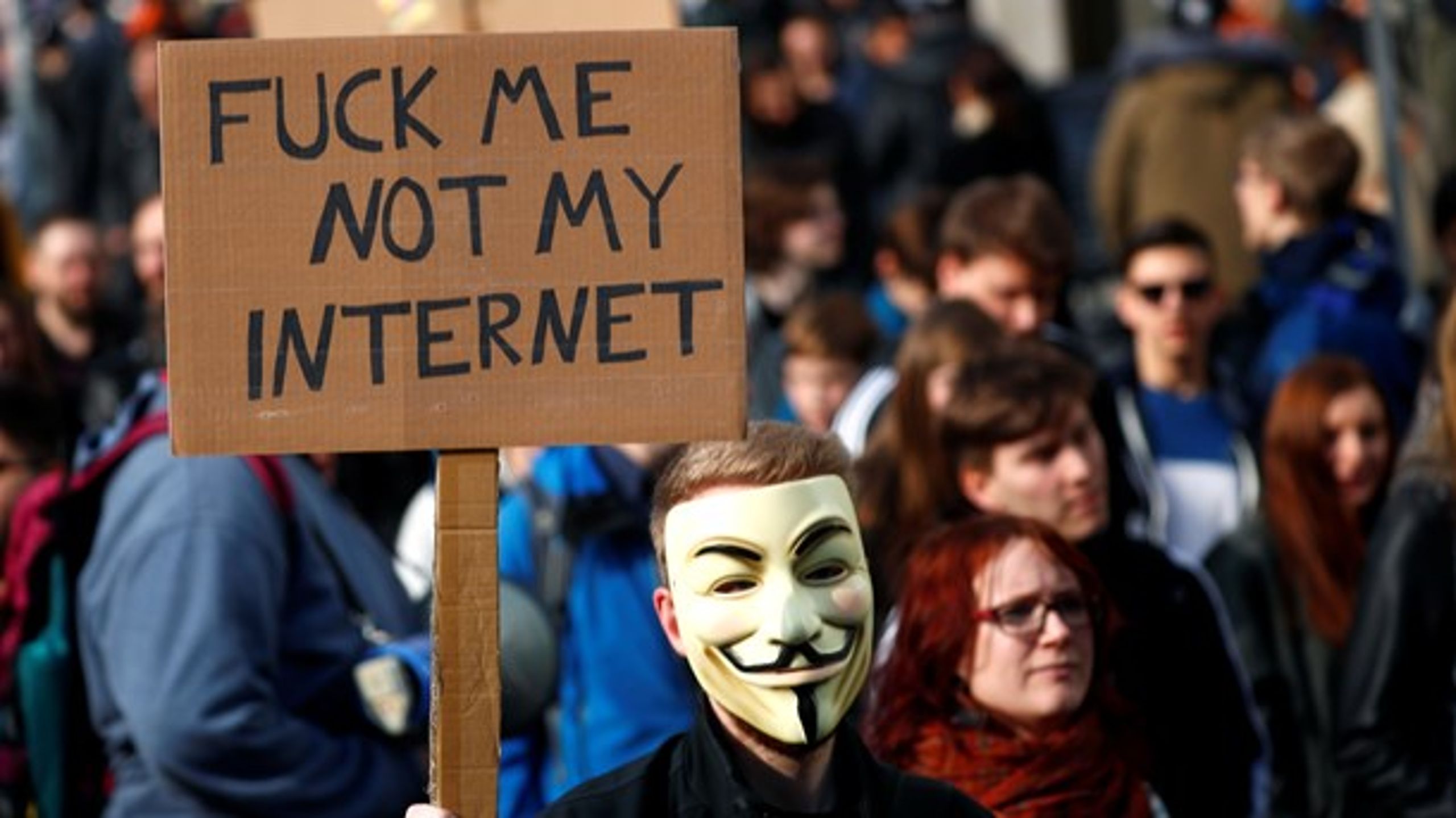 En demonstrant iført en Anonymous-maske protesterer mod EU's nye copyright-direktiv i Tysklands hovedstad Berlin i marts 2019.&nbsp;
