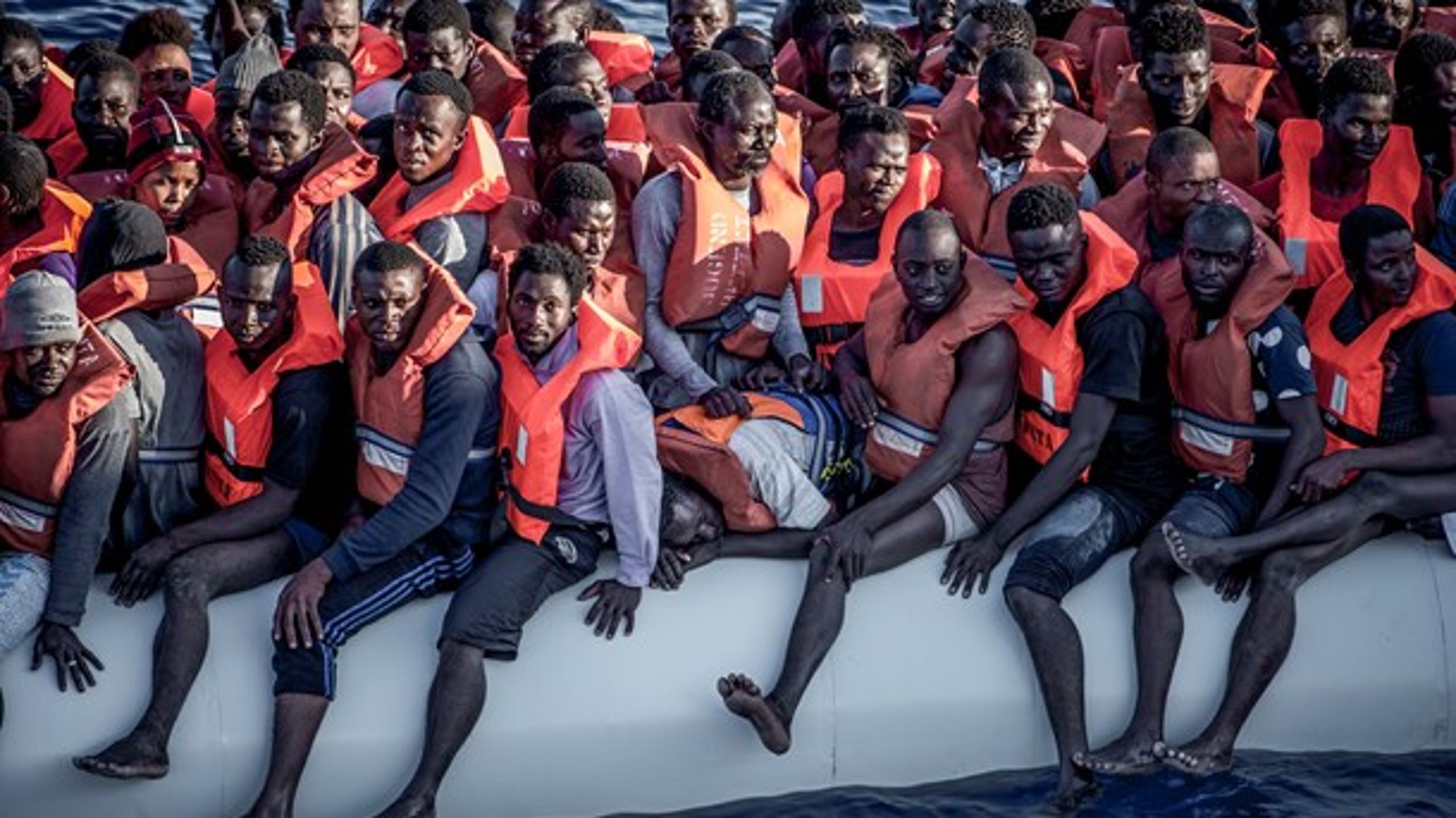 Afrikanske migranter bliver reddet i land ud for Italiens kyst.
