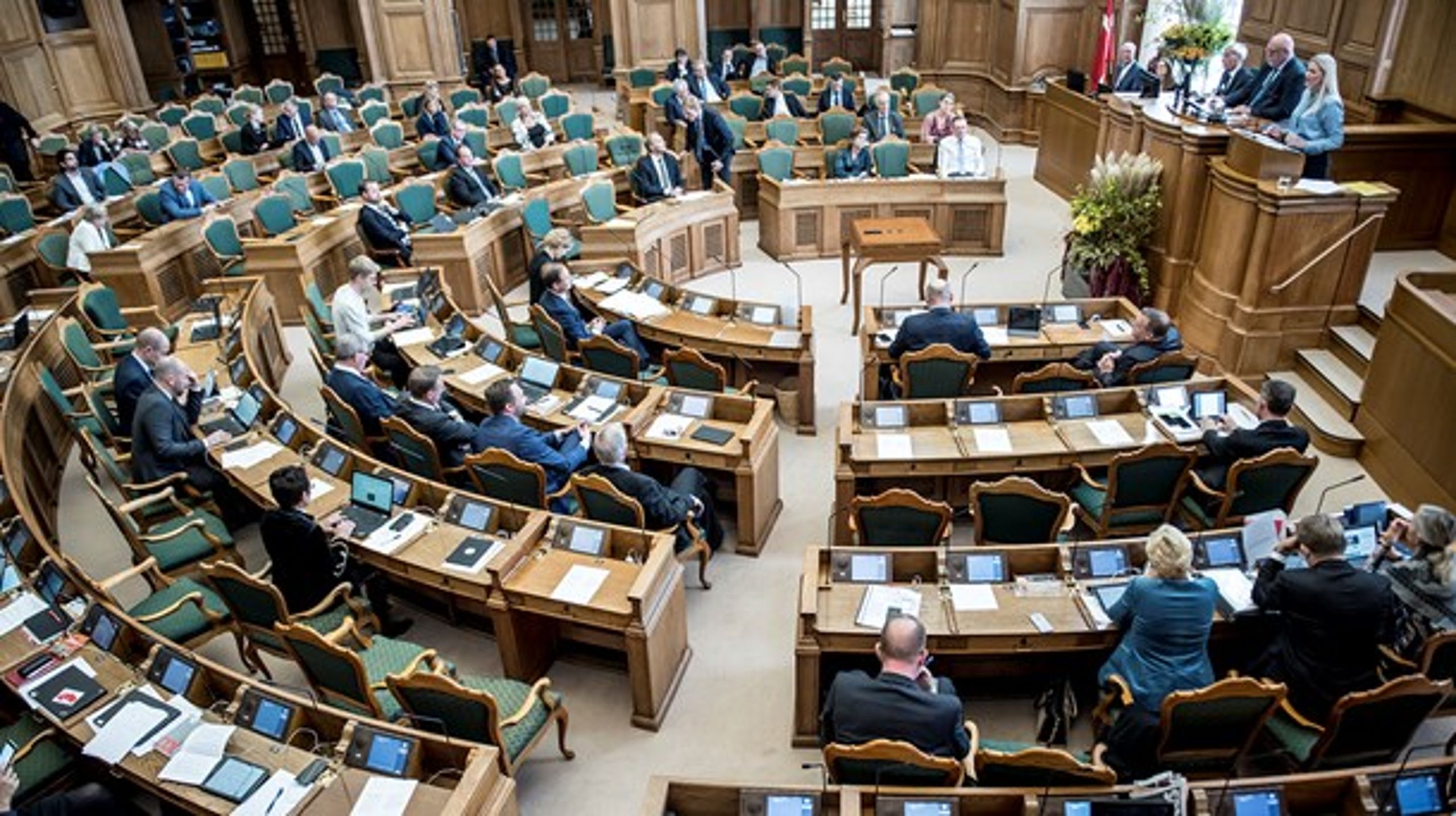 Hele 52 nye folketingsmedlemmer har nu indtaget Christiansborg, og det har både skubbet kønsbalancen tættere på ligestilling og hævet aldersgennemsnittet.&nbsp;