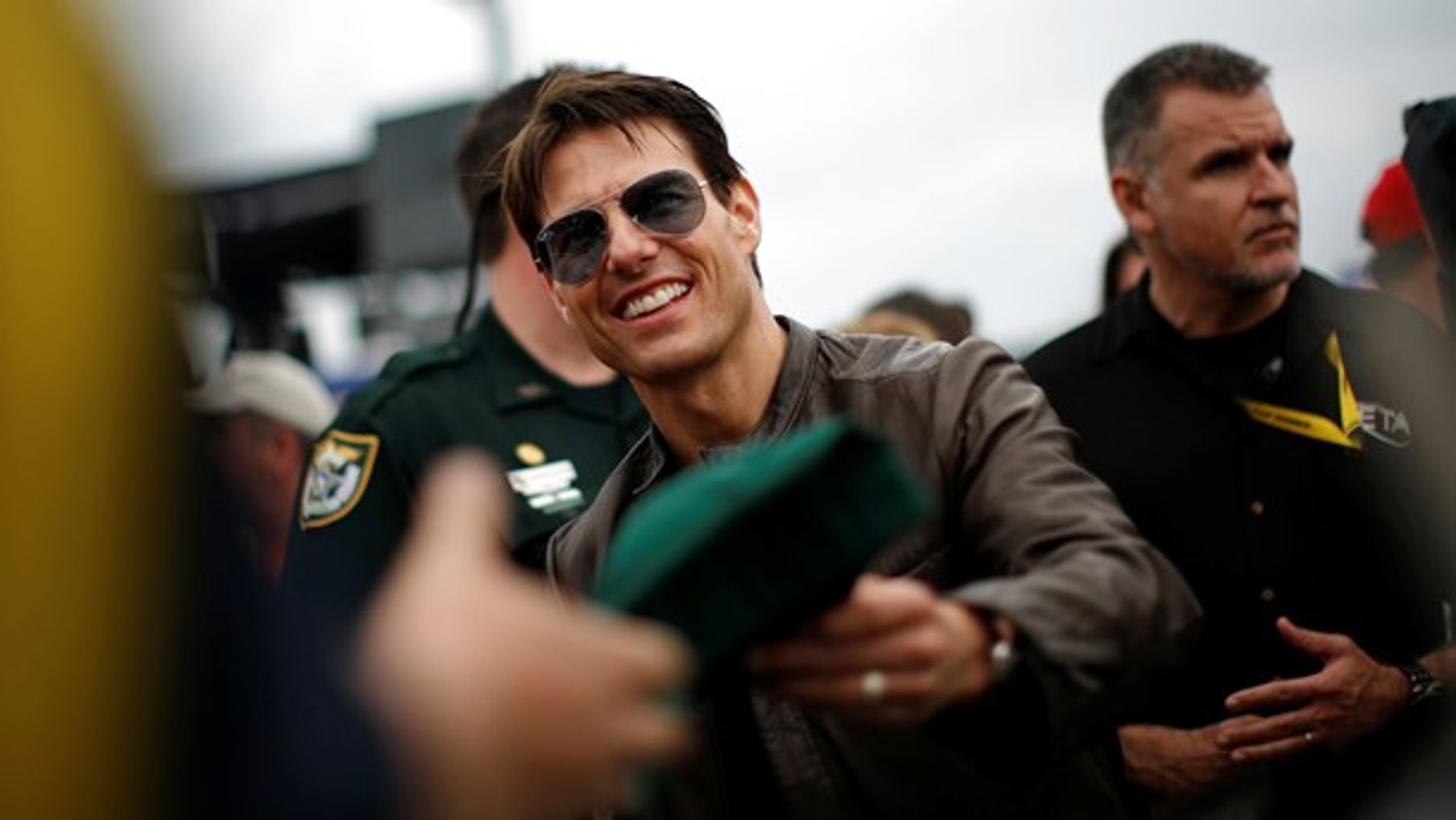 Stjerneskuespilleren Tom Cruise bærer en Ray-Ban Aviator i storfilmen Top Gun. Når annoncer på Facebook lokker med lignende solbriller til kun 150 kroner, er der sandsynligvis tale om svindel.