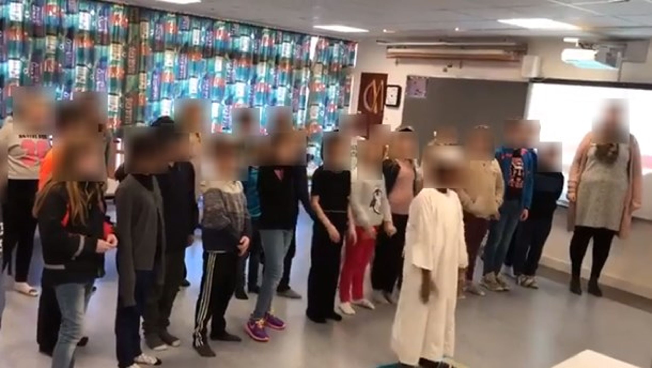 En video på YouTube viser en dansk folkeskoleklasse, hvor eleverne lærer, hvordan muslimer beder til Allah.&nbsp;