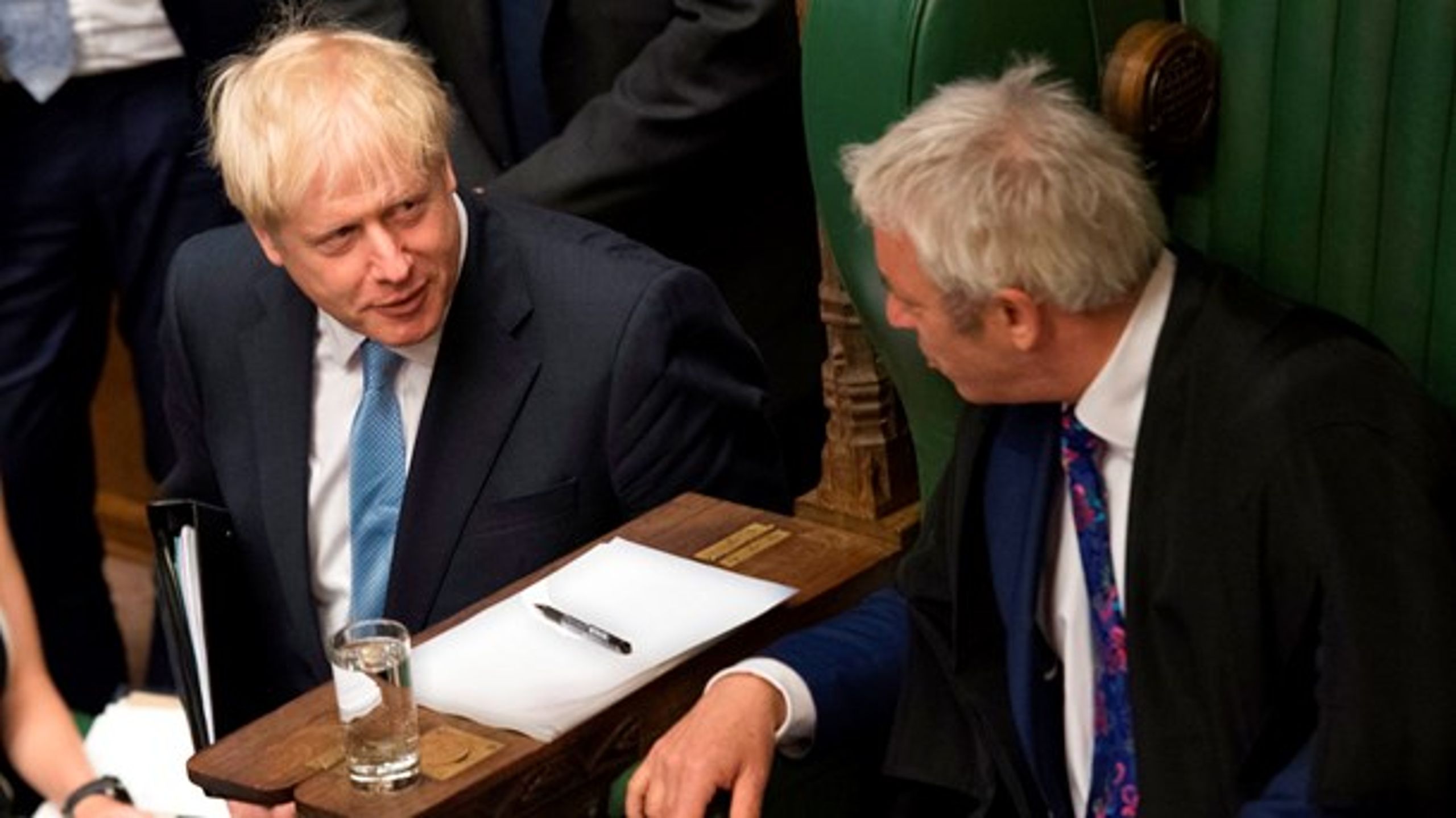 Boris Johnson (tv.) i samtale med formanden for det britiske underhus, John Bercow, som kritiserer Johnson for at forhindre parlamentet i at udføre dets opgaver.