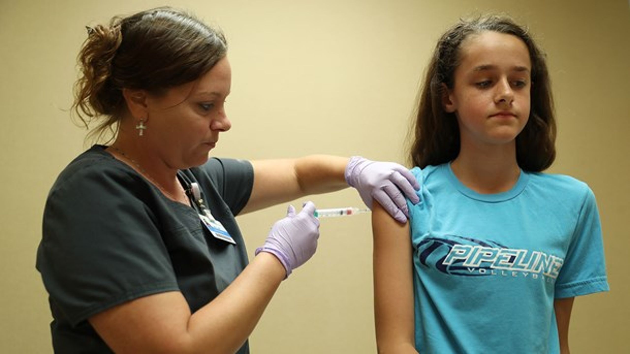 Sygeplejerske giver en 13-årig amerikansk pige vaccination mod Human Papilloma Virus (HPV). Vaccinen har været en del af det danske børnevaccinationsprogram siden 1. januar 2009.