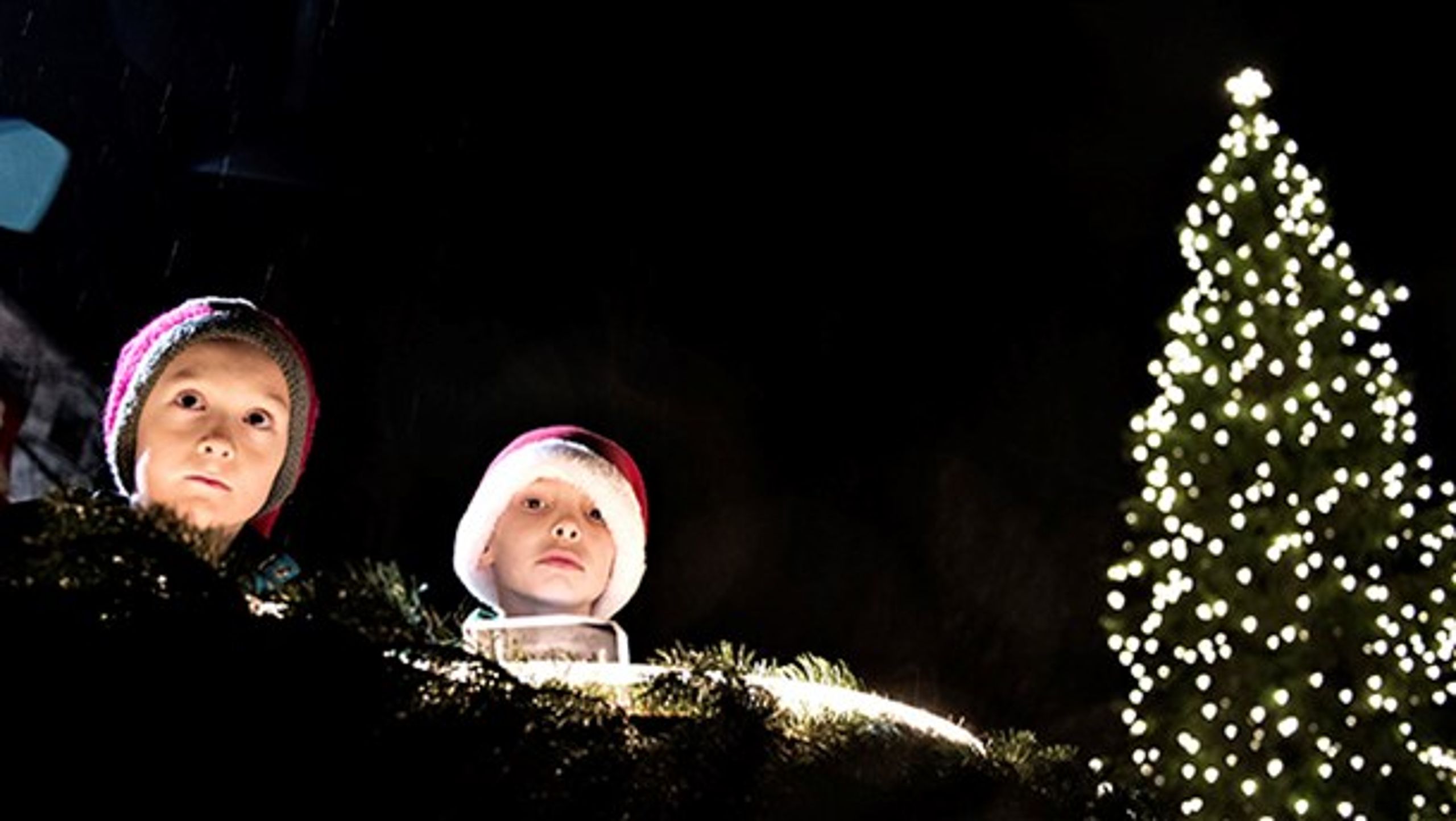 Aarhusianske børn til juletræstænding på byens rådhusplads. Har børnene i fynske Ullerslev mistet deres juletræ af hensyn til muslimer?