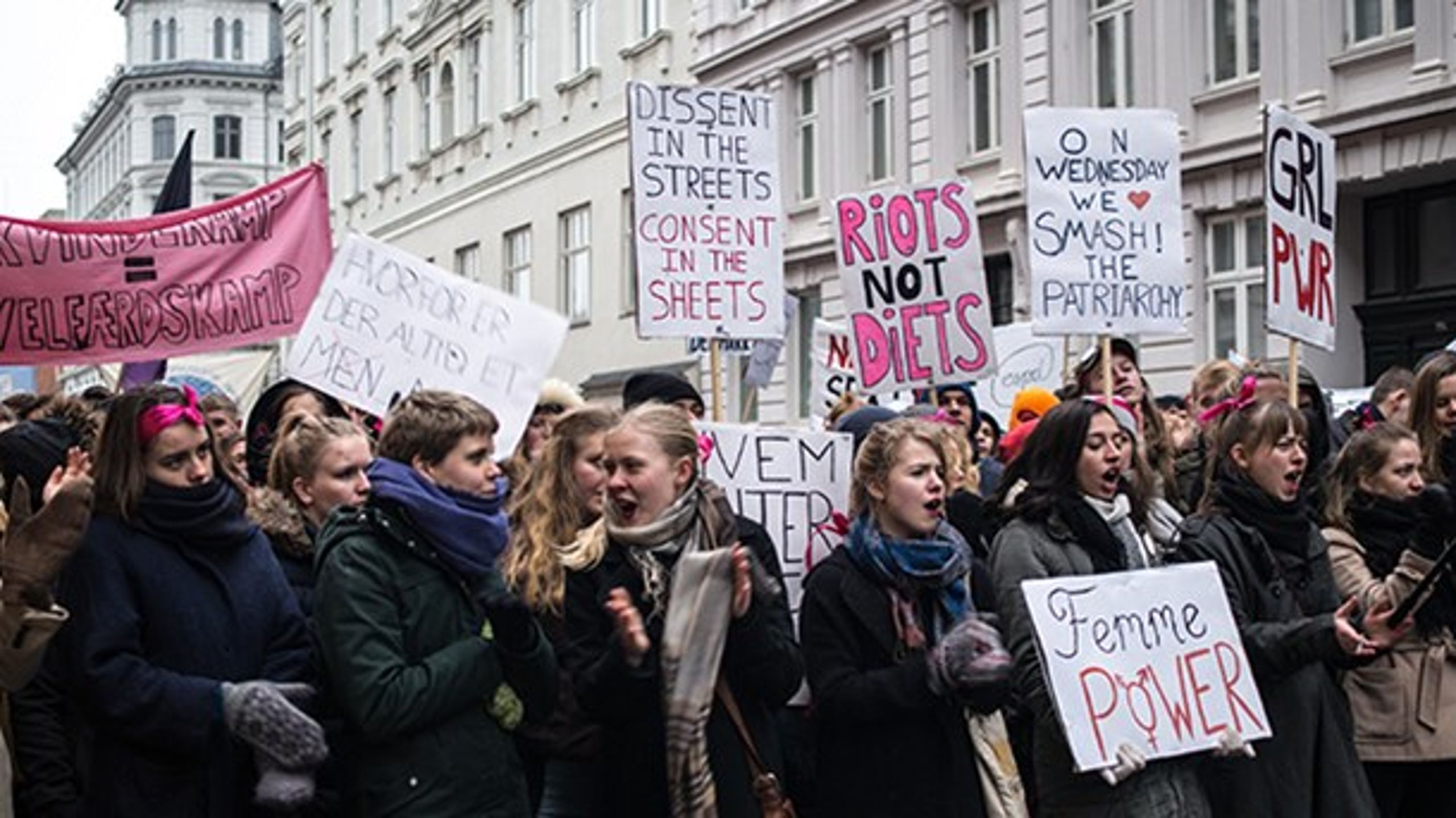 Unge kvinder demonstrerer for ligestilling på kvindernes internationale kampdag.