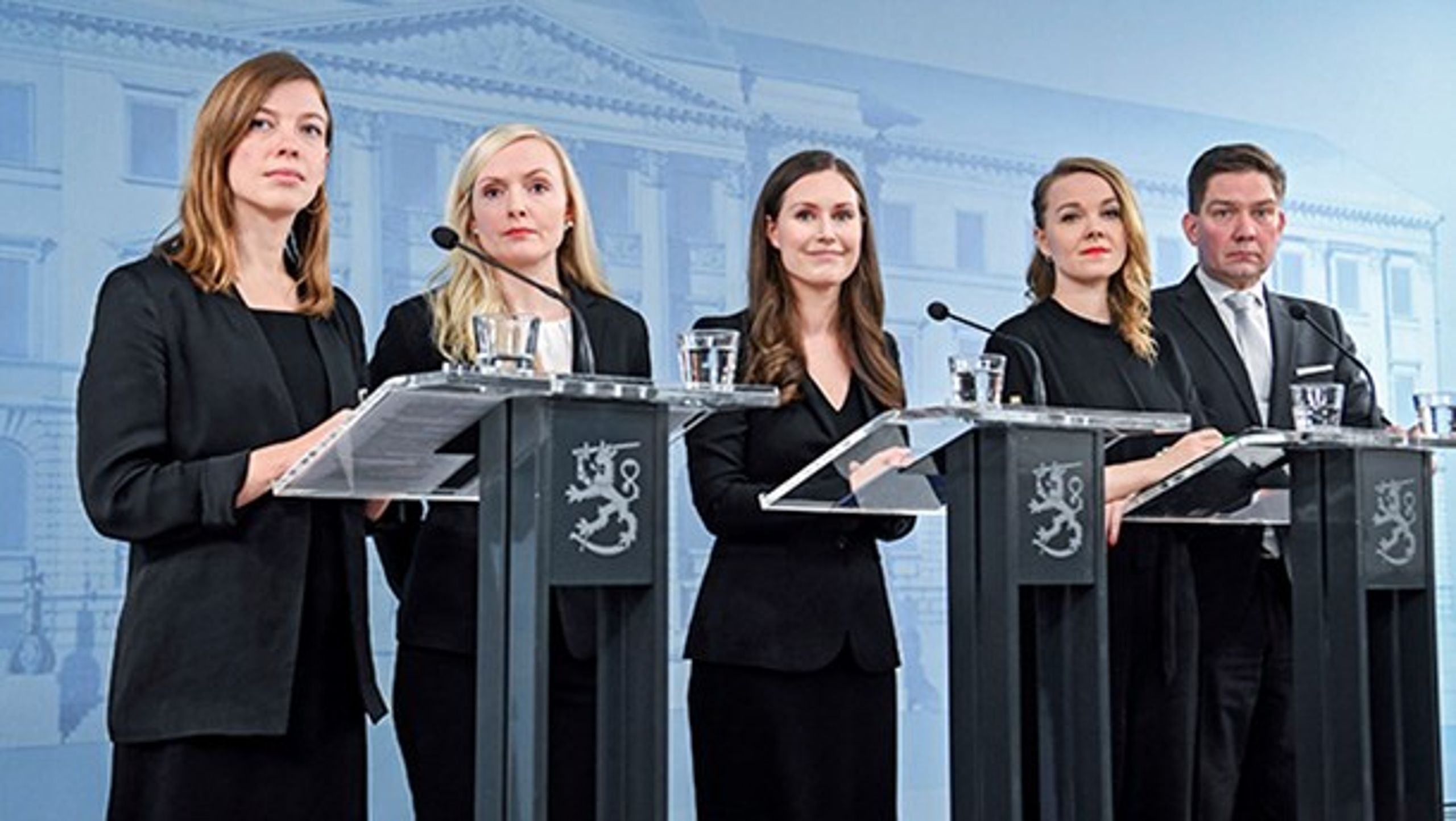 Den finske statsminister Sanna Marin (i midten) omgivet af sine ministre. Regeringen planlægger ikke at indføre en fire dages arbejdsuge, siger talsmand.
