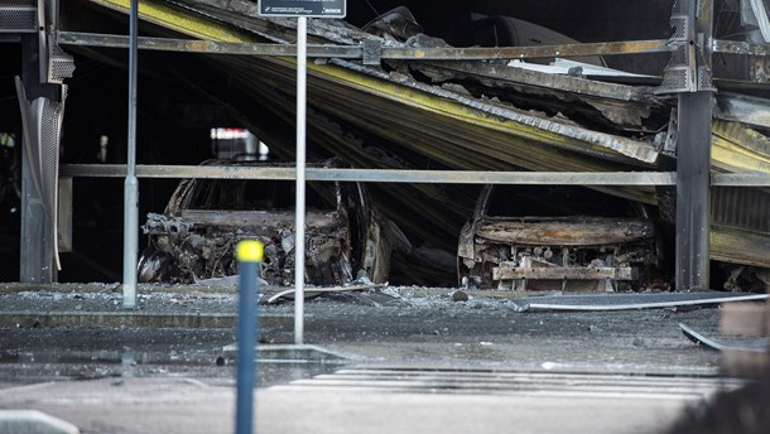 Op mod 300 biler blev totalskadede af flammerne i et parkeringshus ved Stavanger Lufthavn. Dele af parkeringshuset brasede sammen.<br>