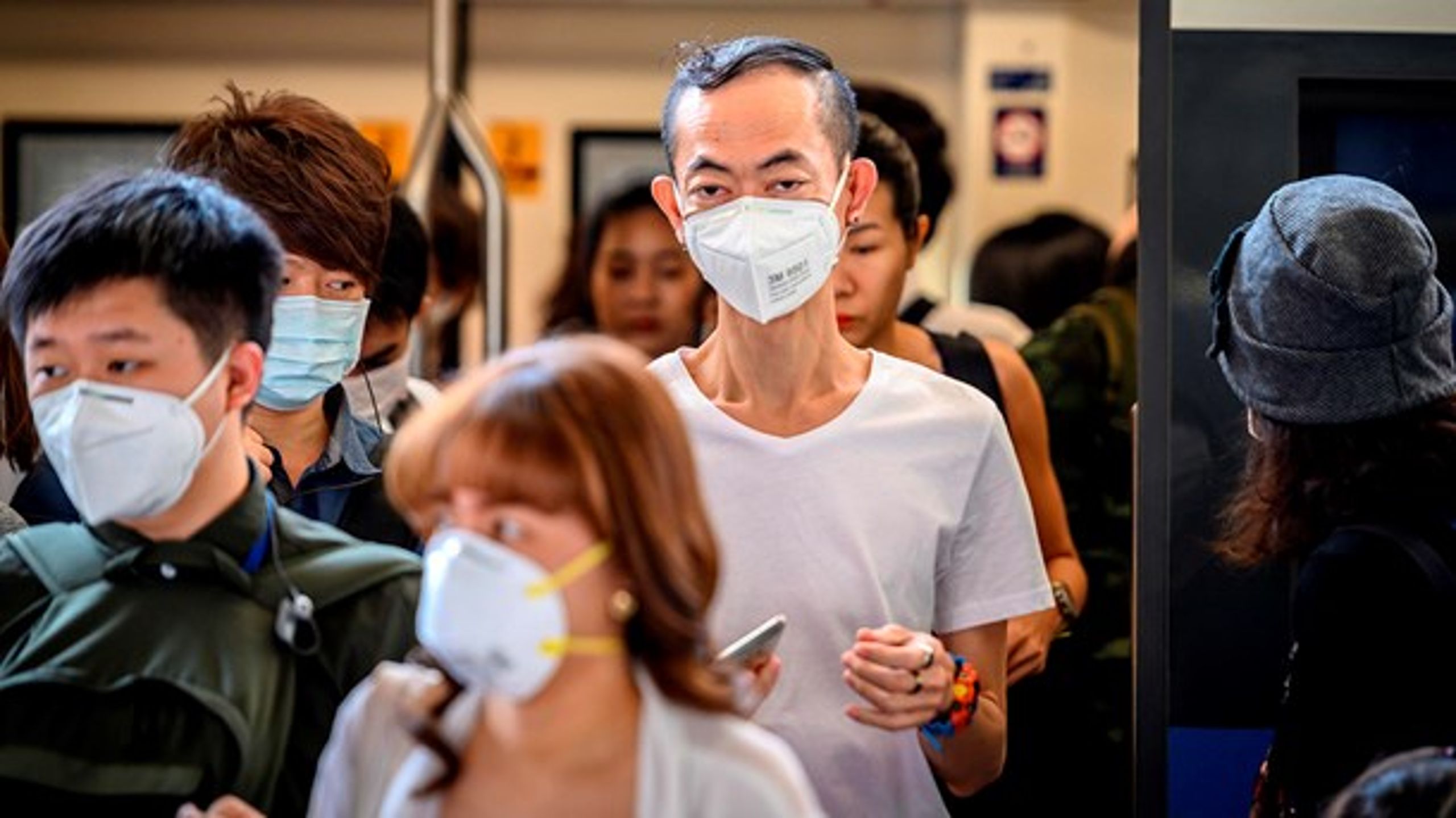 Togpassagerer i den thailandske hovedstad Bangkok har ansigtsmasker på for at undgå at blive smittet med coronavirussen.