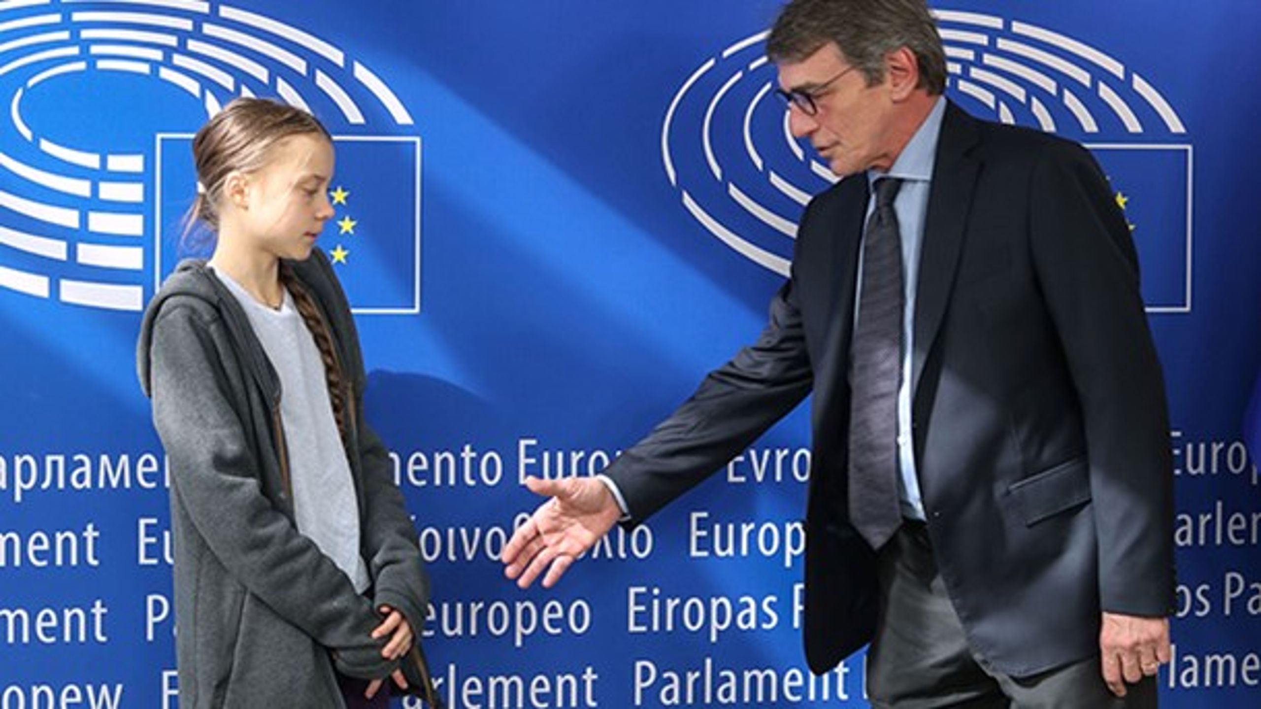 Formand for Europa-Parlamentet David Sassoli forsøger sig med et håndtryk til Greta Thunberg ved hendes ankomst til parlamentet i Bruxelles 4. marts 2020.