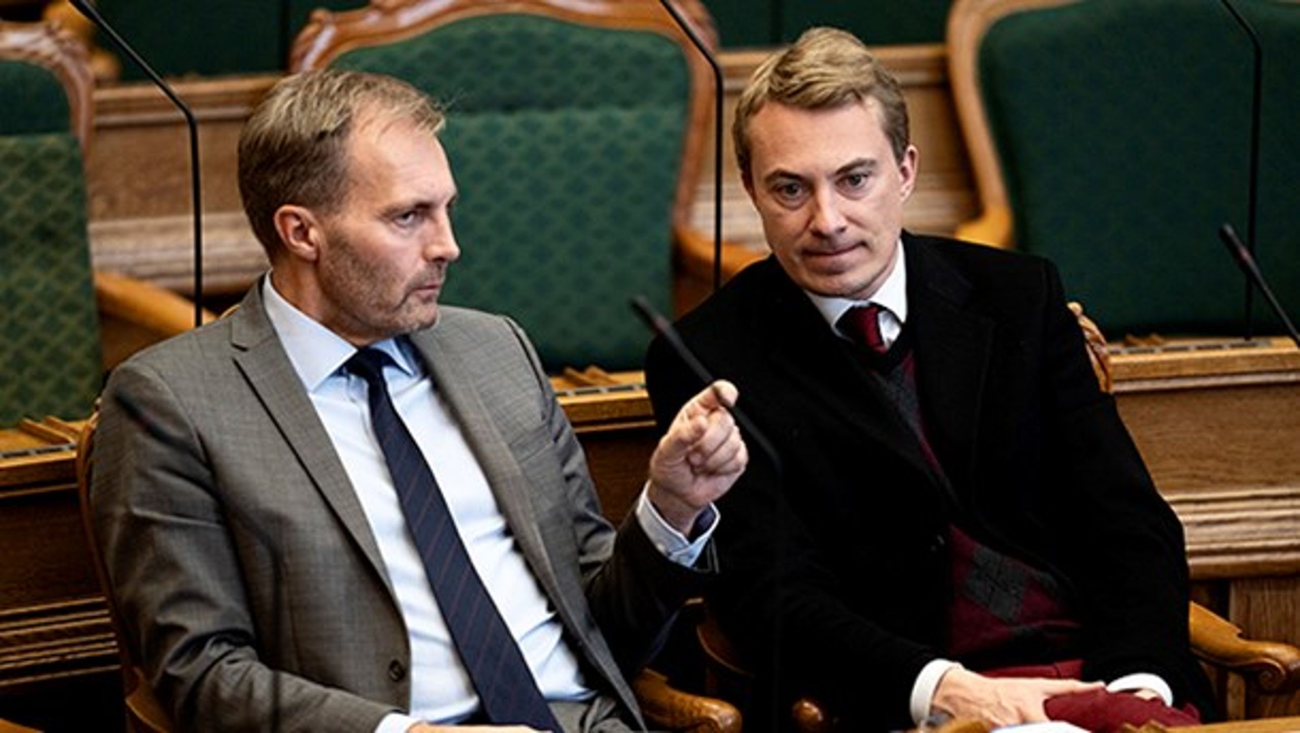 Blandt andet Dansk Folkpartis Morten Messerschmidt er blevet misbrugt i falske facebookopslag, hvor man efterlades med opfattelsen af, at politikeren undsiger dronningen.